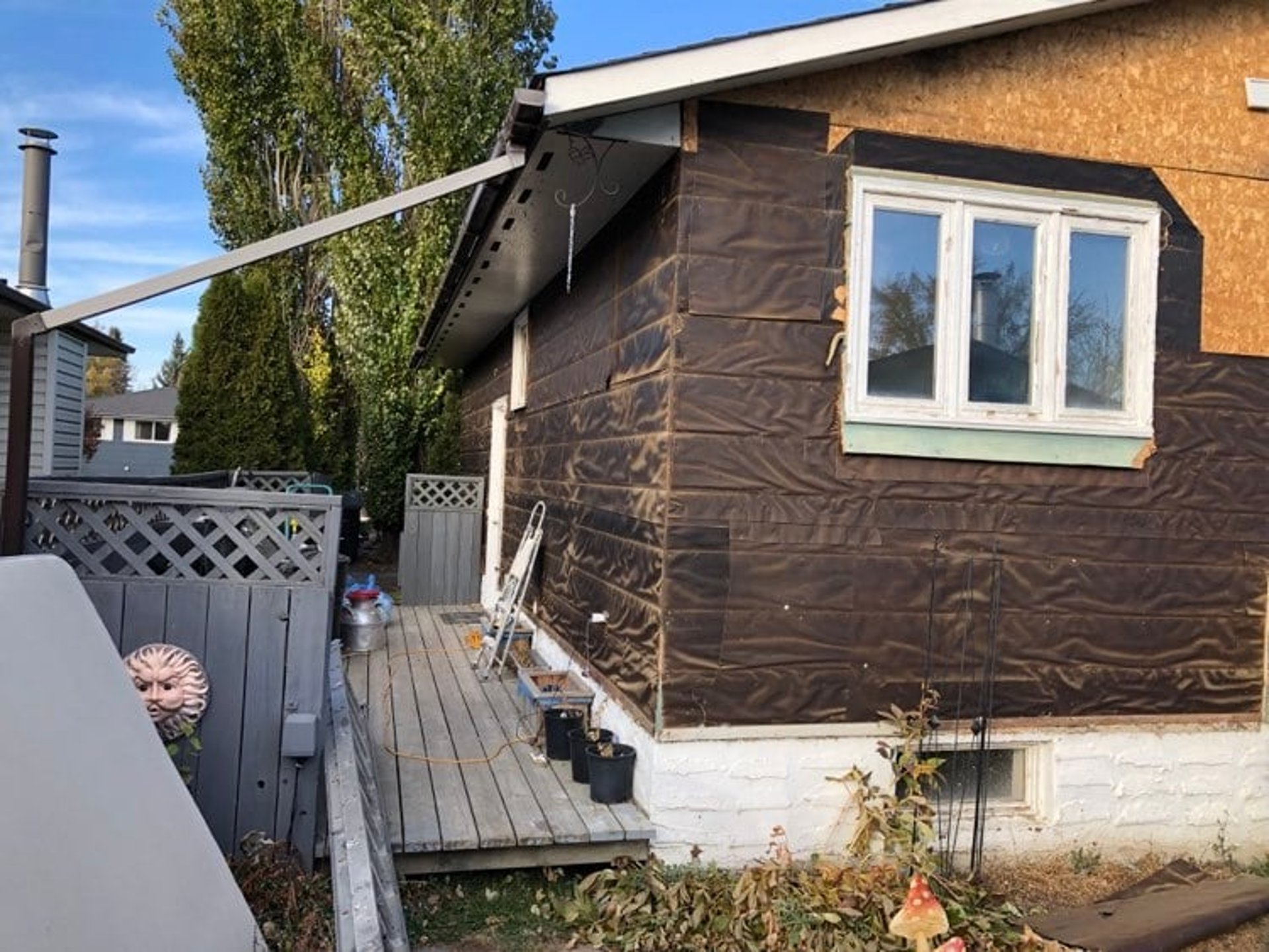 a close up of a roof with a black shinnel