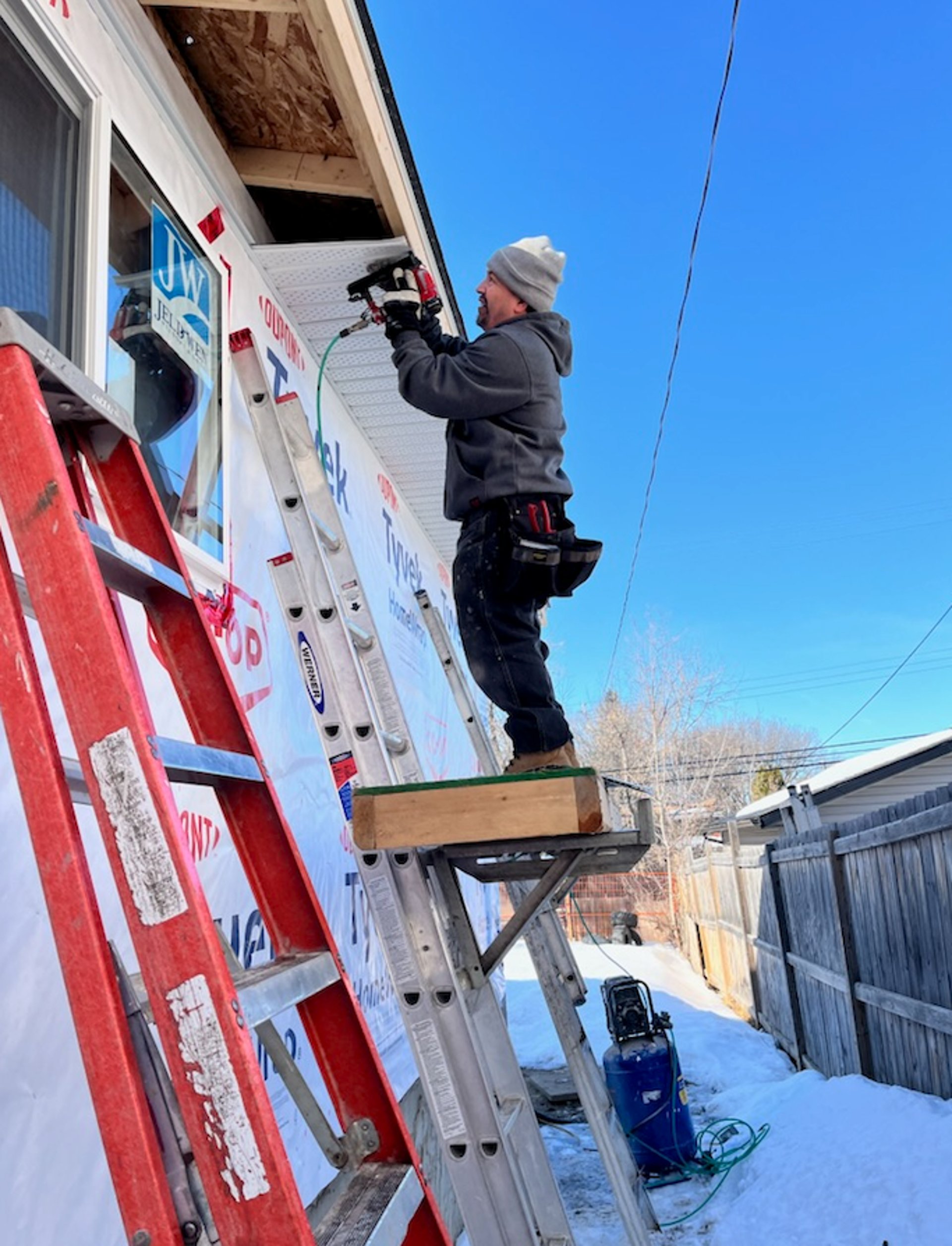 a close up of a roof with a black shinnel