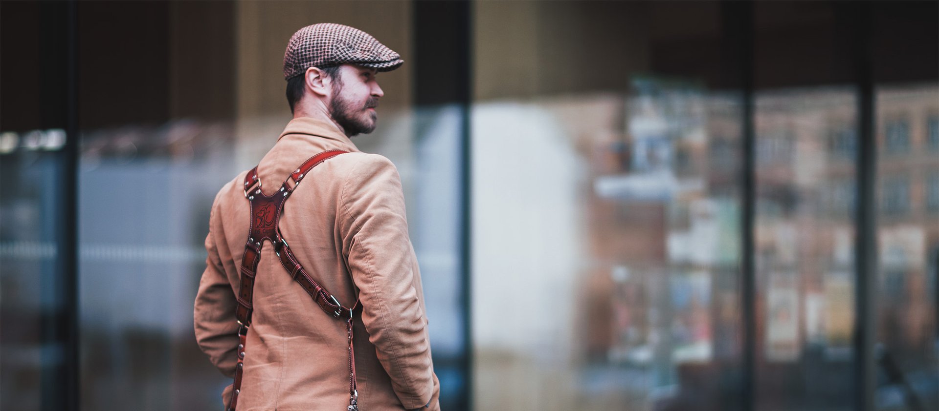 Dawid Chmielewski - Fotograf im Mantel mit DS_Capture Logo auf dem Rücken