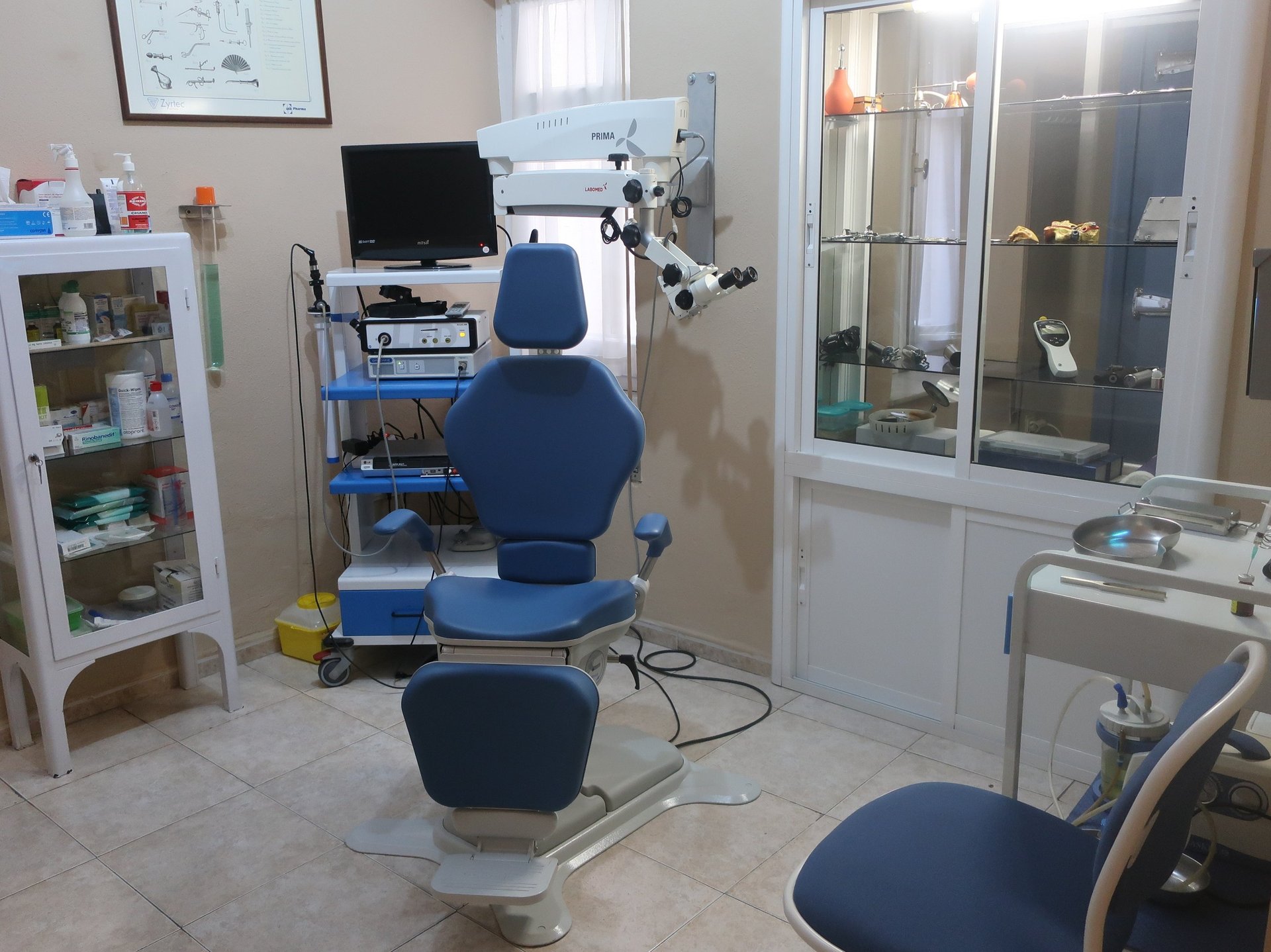 gray computer monitor