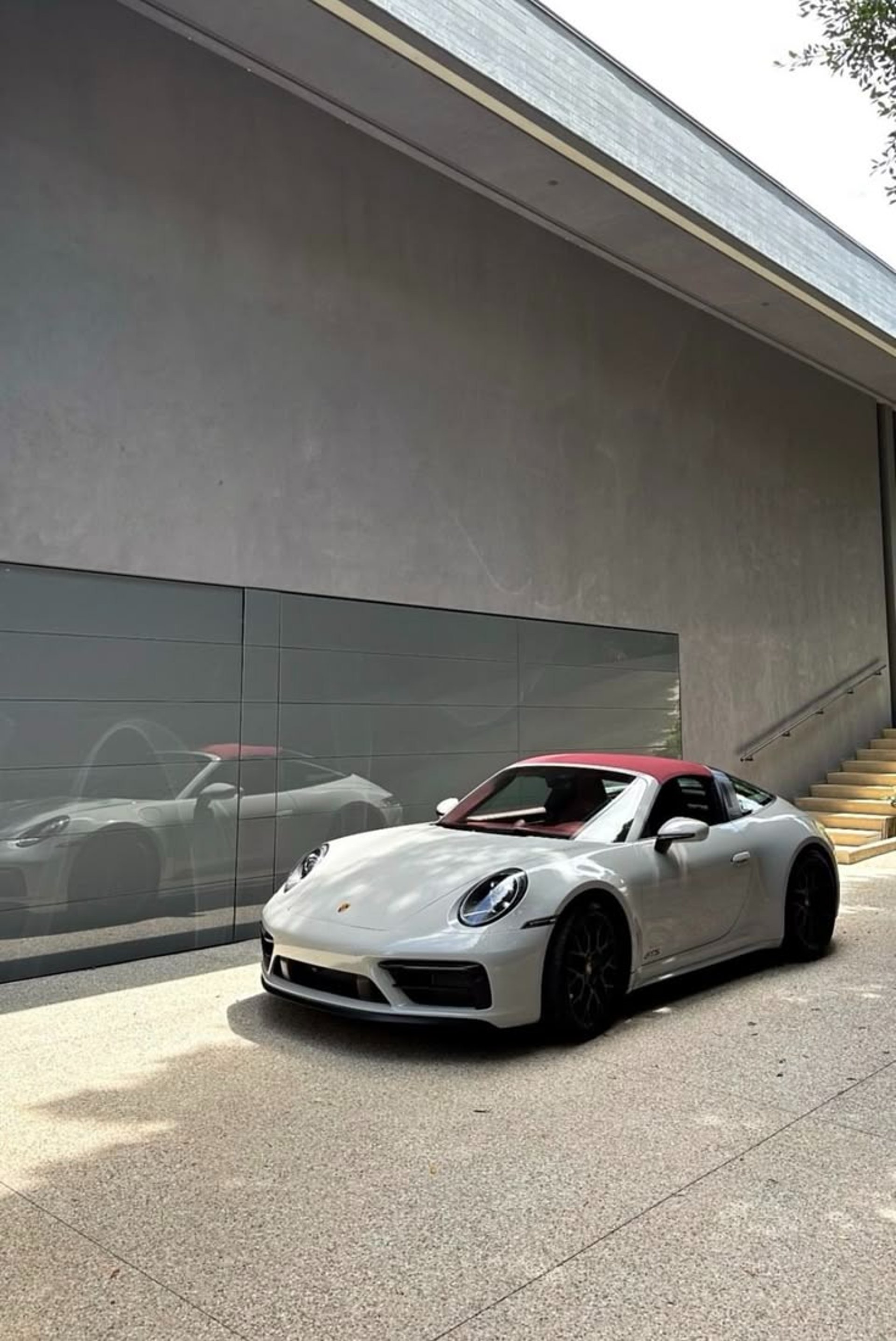 gray computer monitor