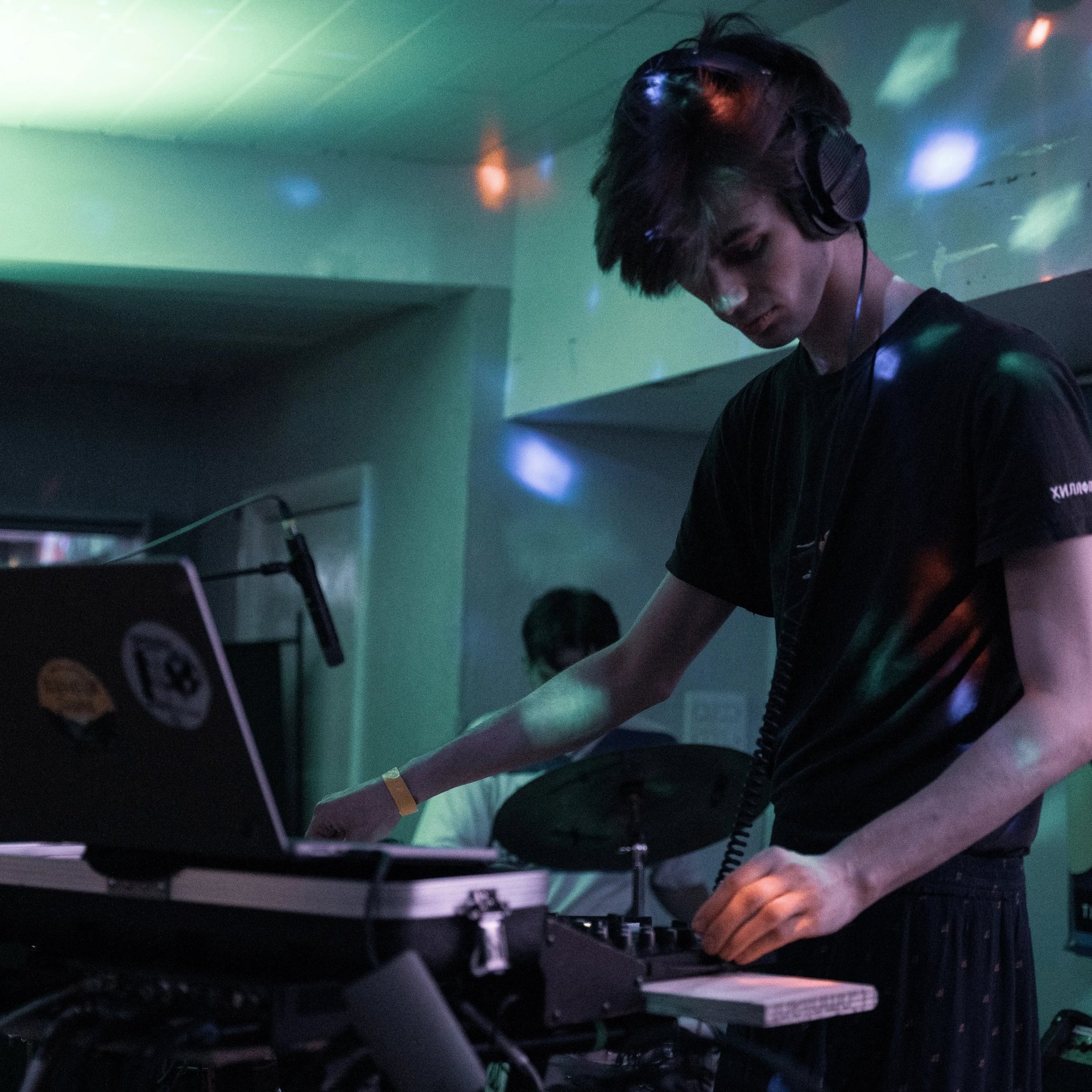 gray computer monitor