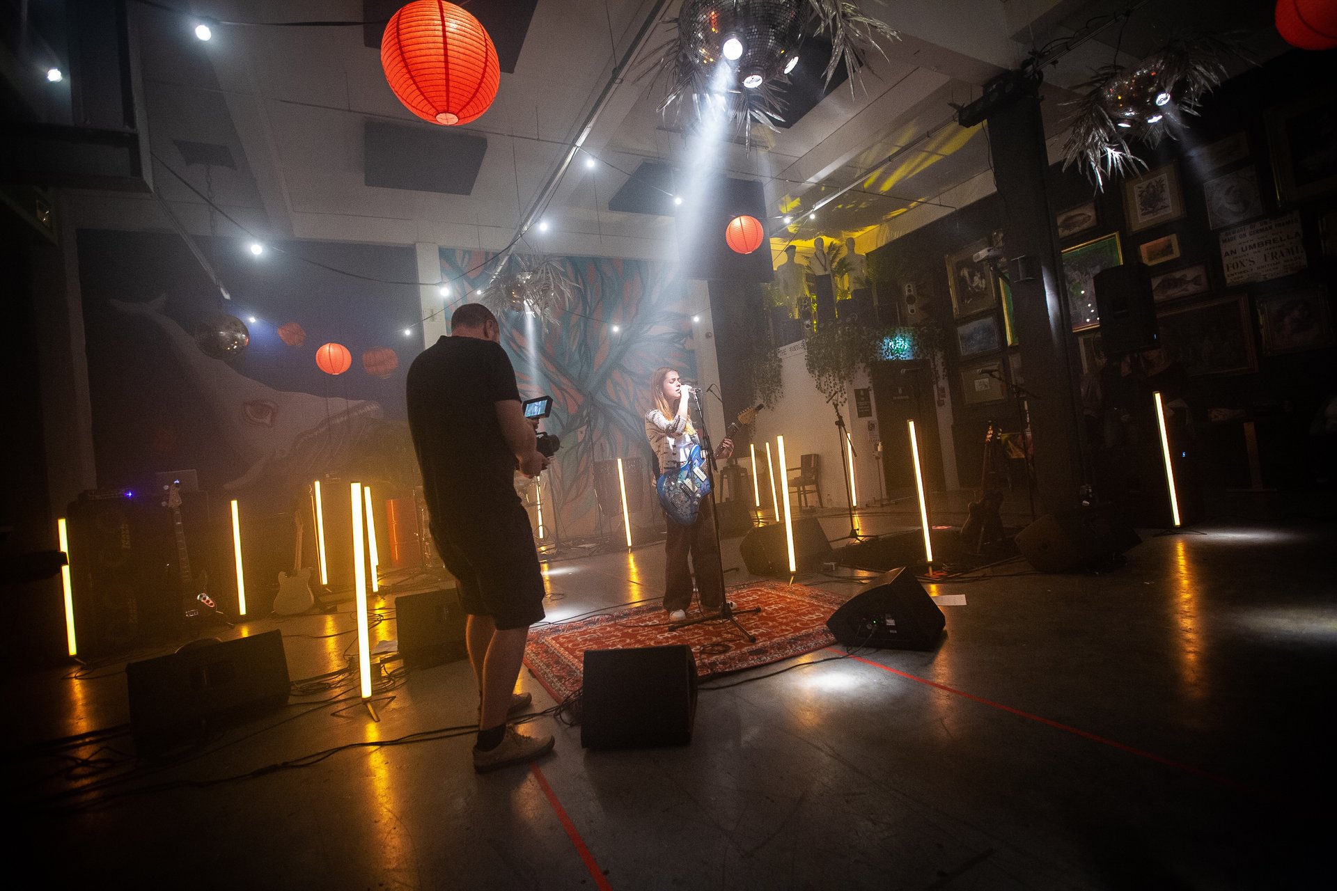 gray computer monitor