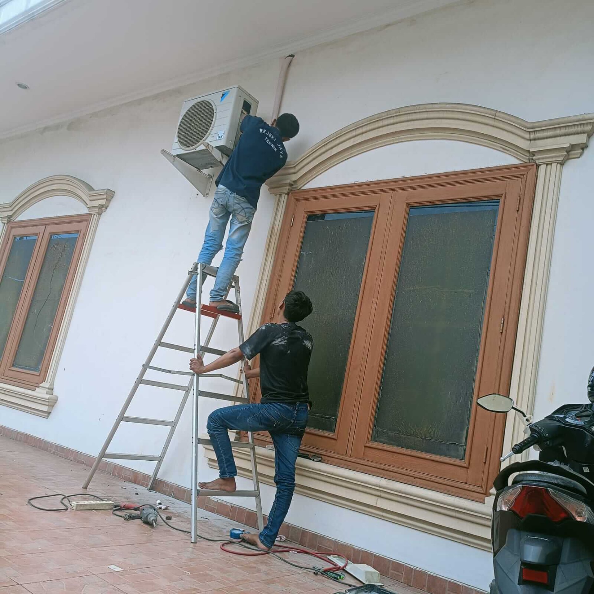 gray computer monitor