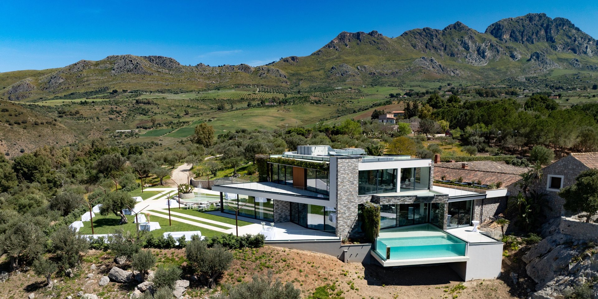 black and white bed linen