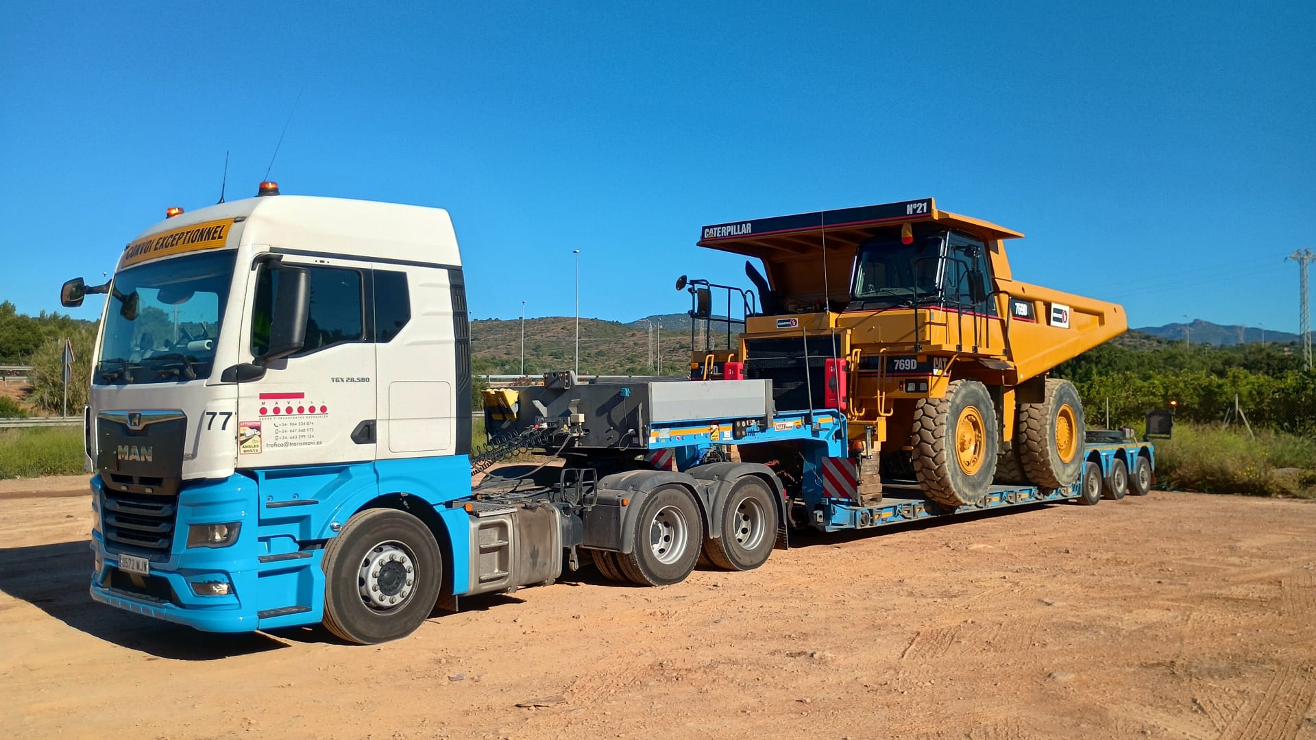 Servicio de transporte especial de maquinaria pesada con góndola industrial
