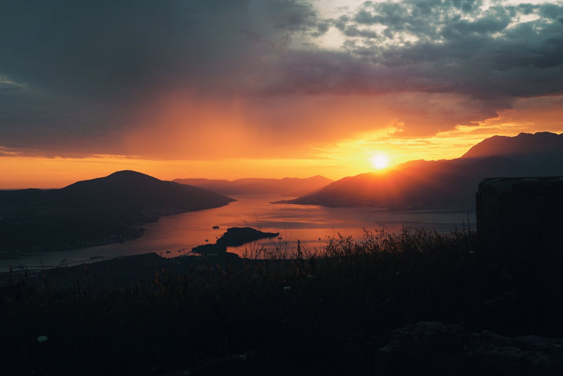 black and white bed linen