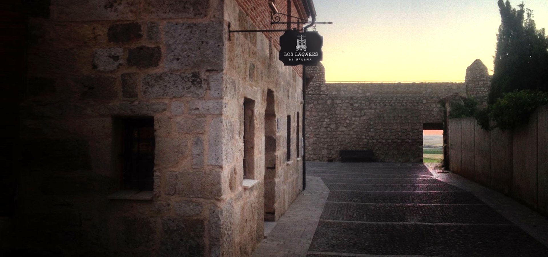 gray computer monitor