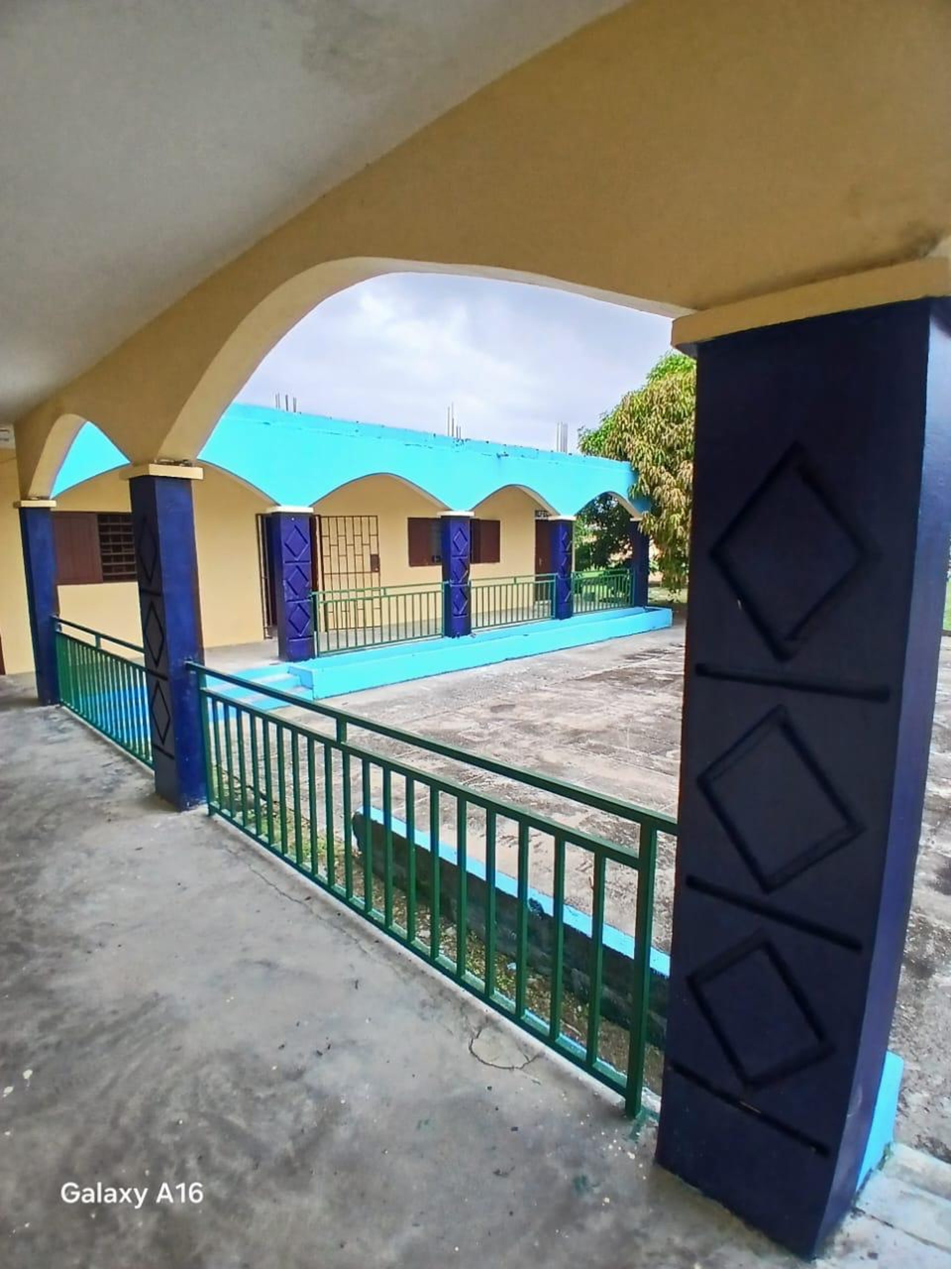 gray computer monitor