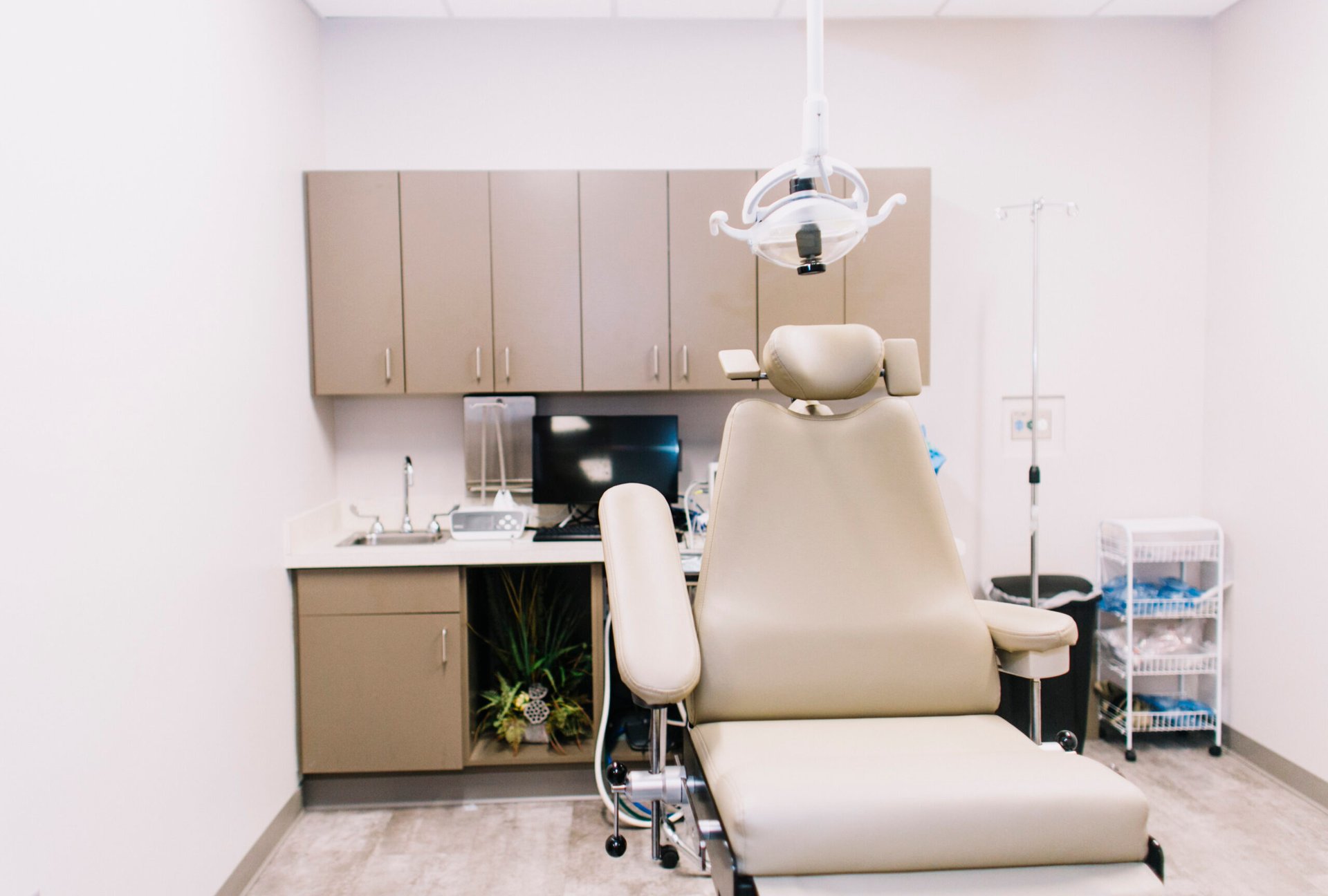 A model of a teeth with braces and braces