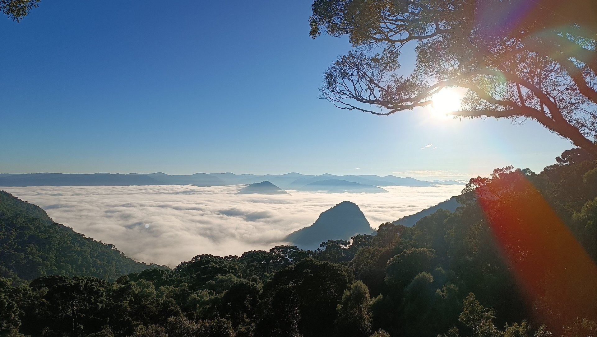 vista da varanda para o mar de nuvens no vale no nascer do sol