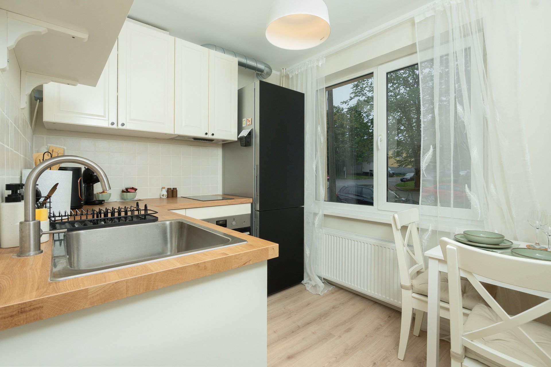 gray computer monitor