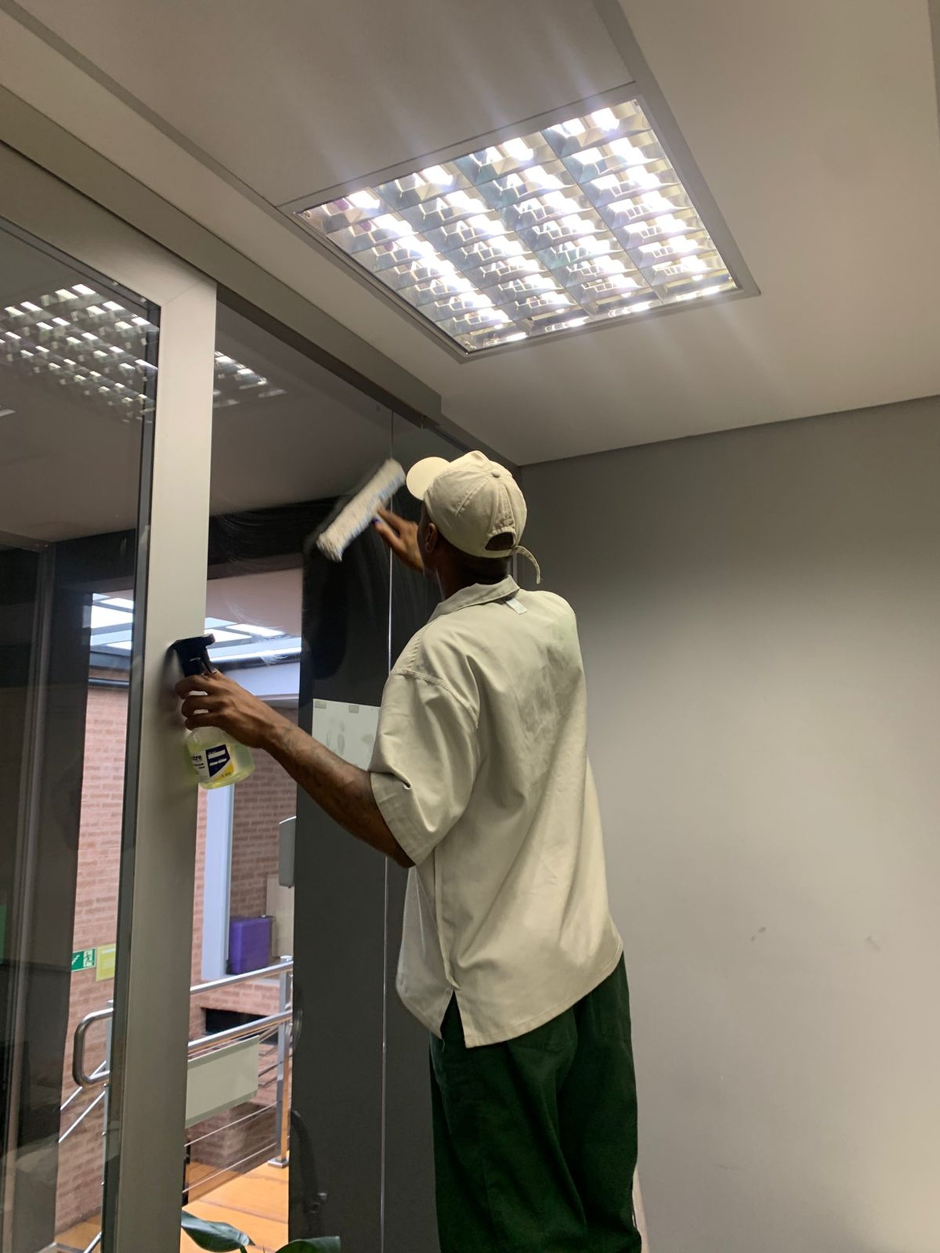 gray computer monitor