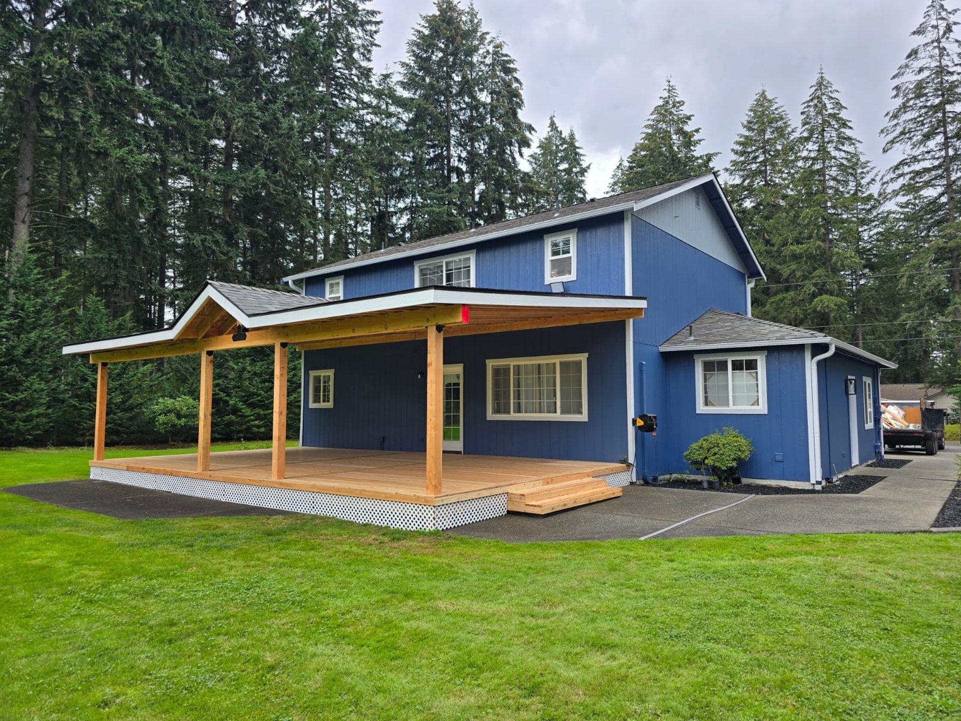 gray computer monitor