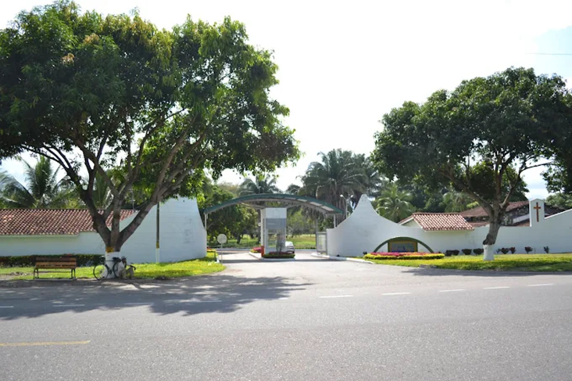 gray computer monitor