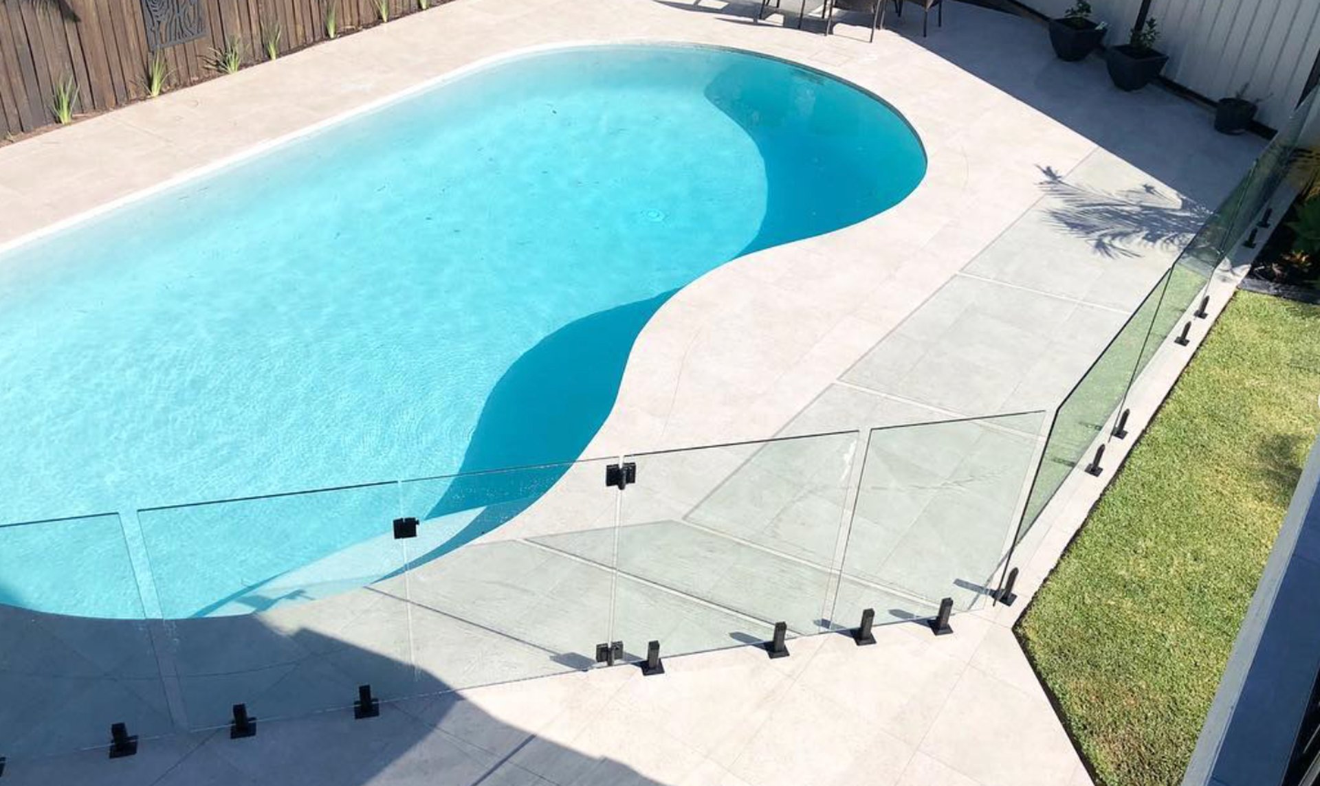 gray computer monitor