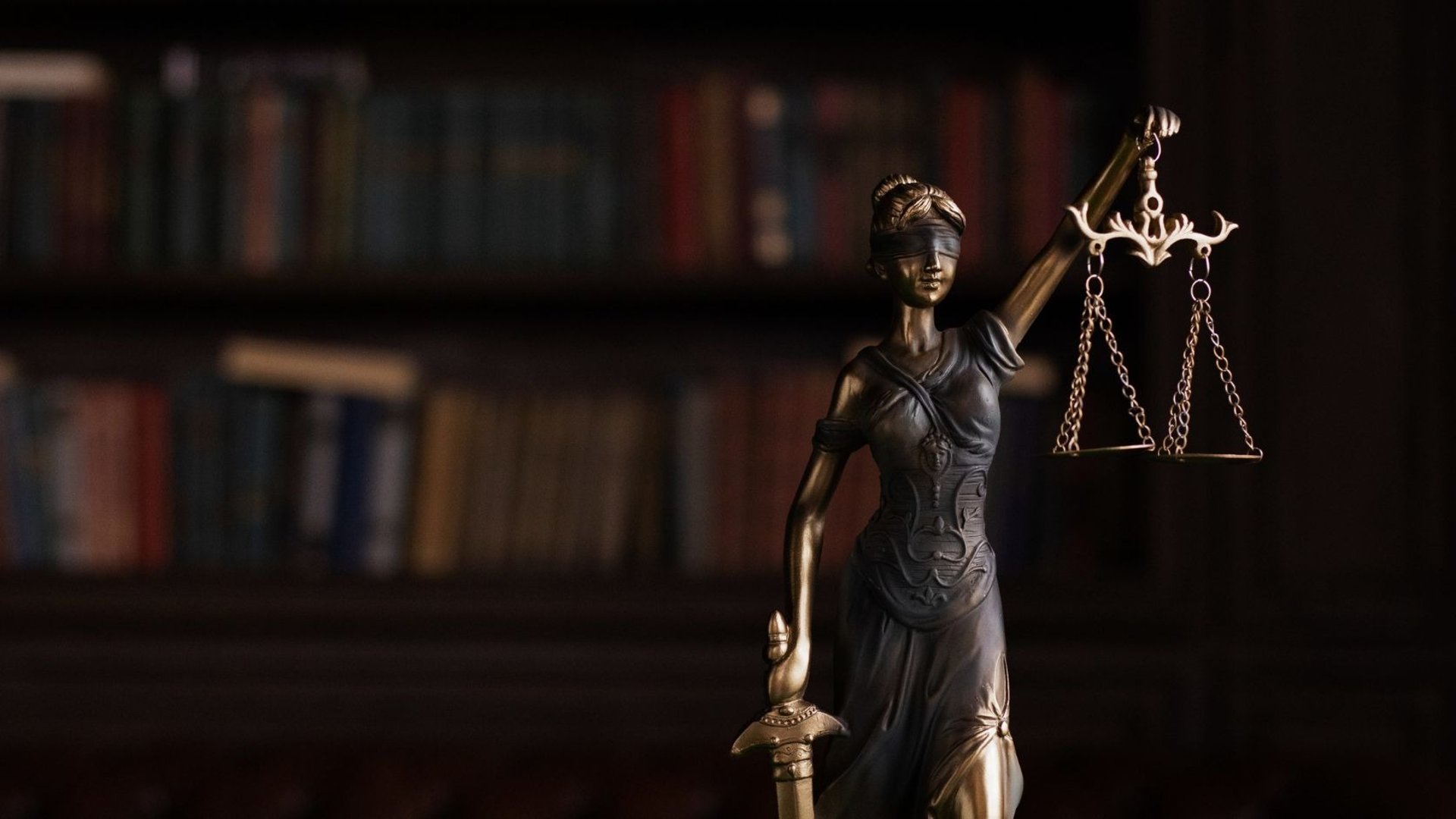 Estátua da Justiça em ambiente jurídico da Valcacio Advocacia