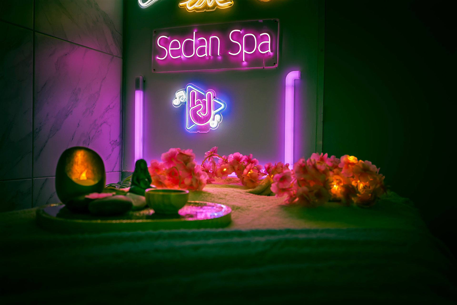 black and white bed linen