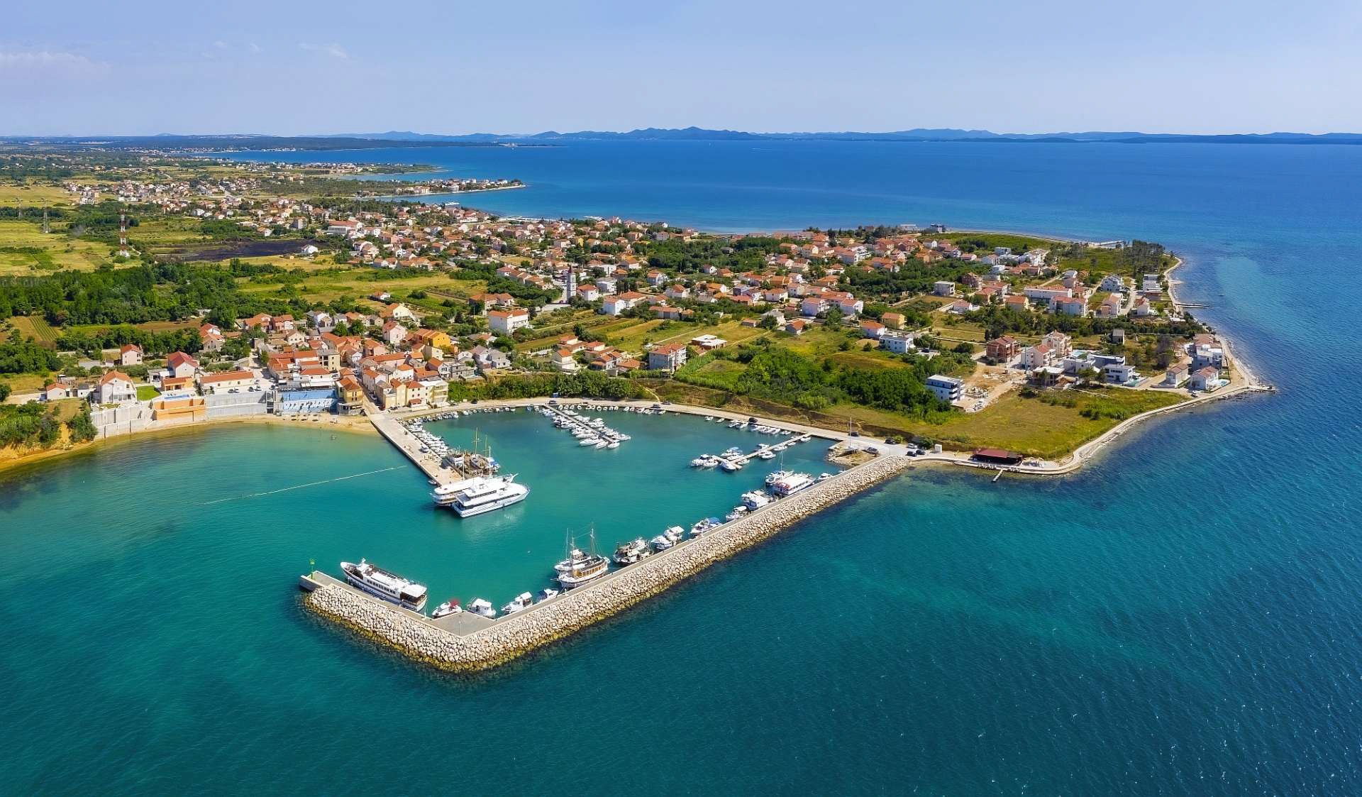 black and white bed linen