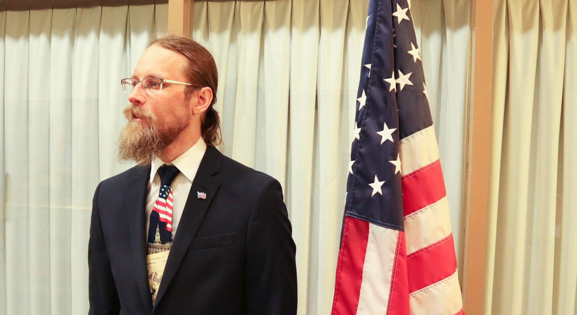 gray computer monitor