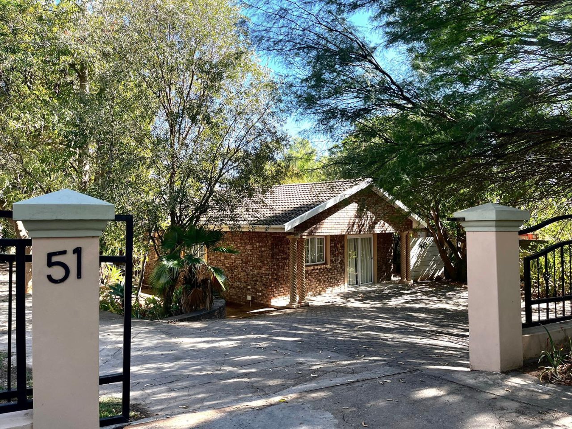 gray computer monitor