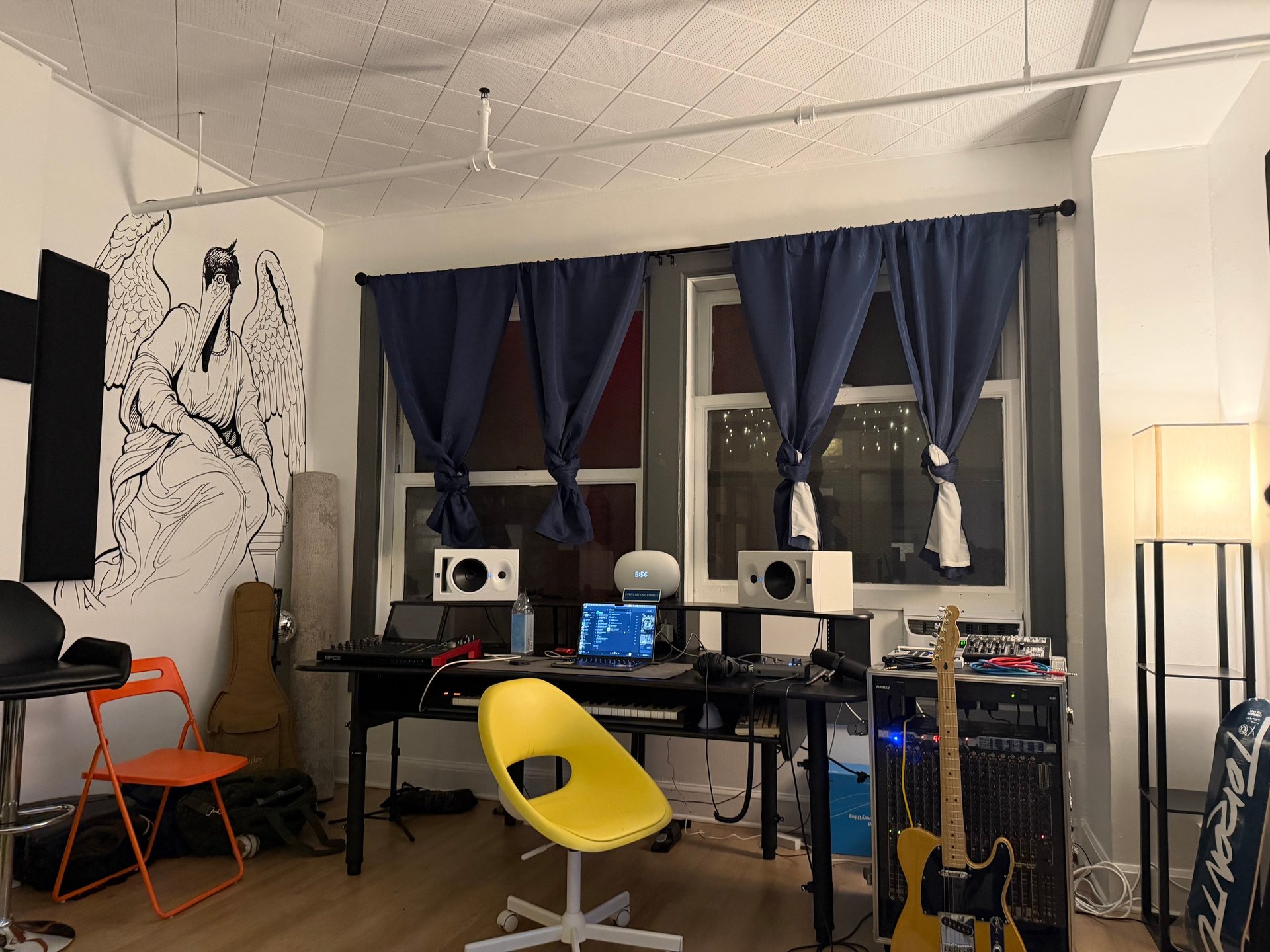 black and white bed linen