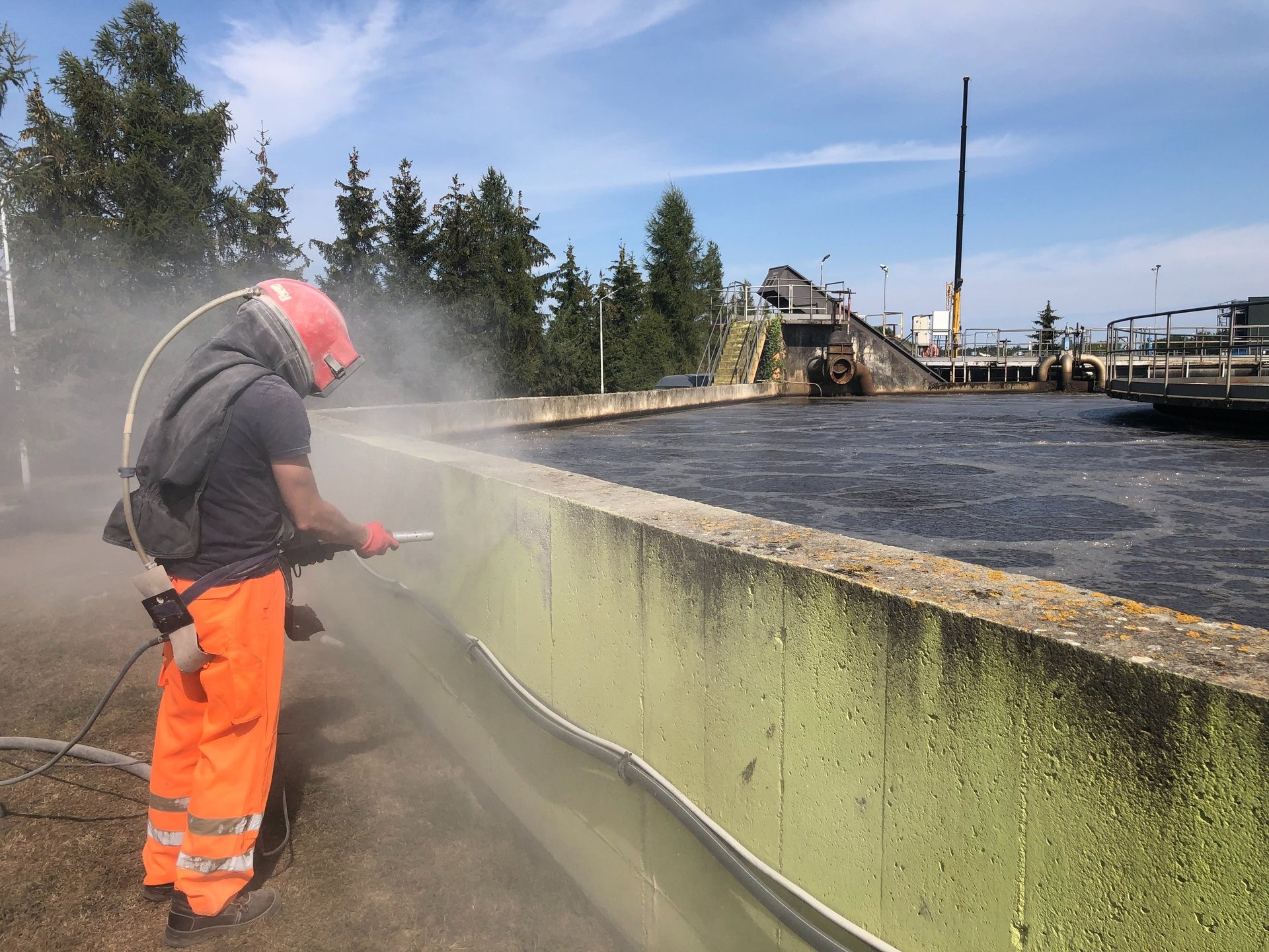 gray computer monitor