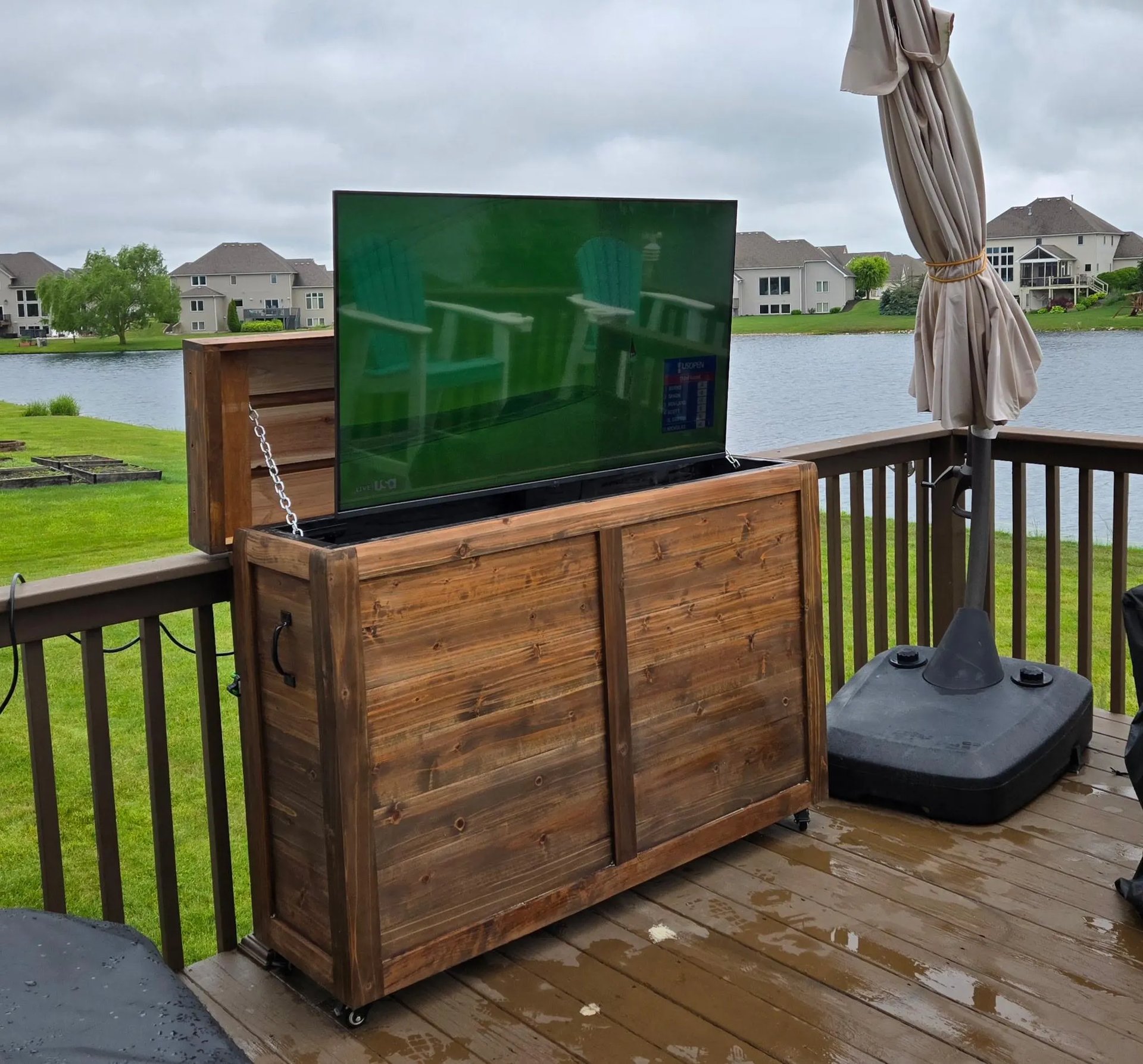 gray computer monitor