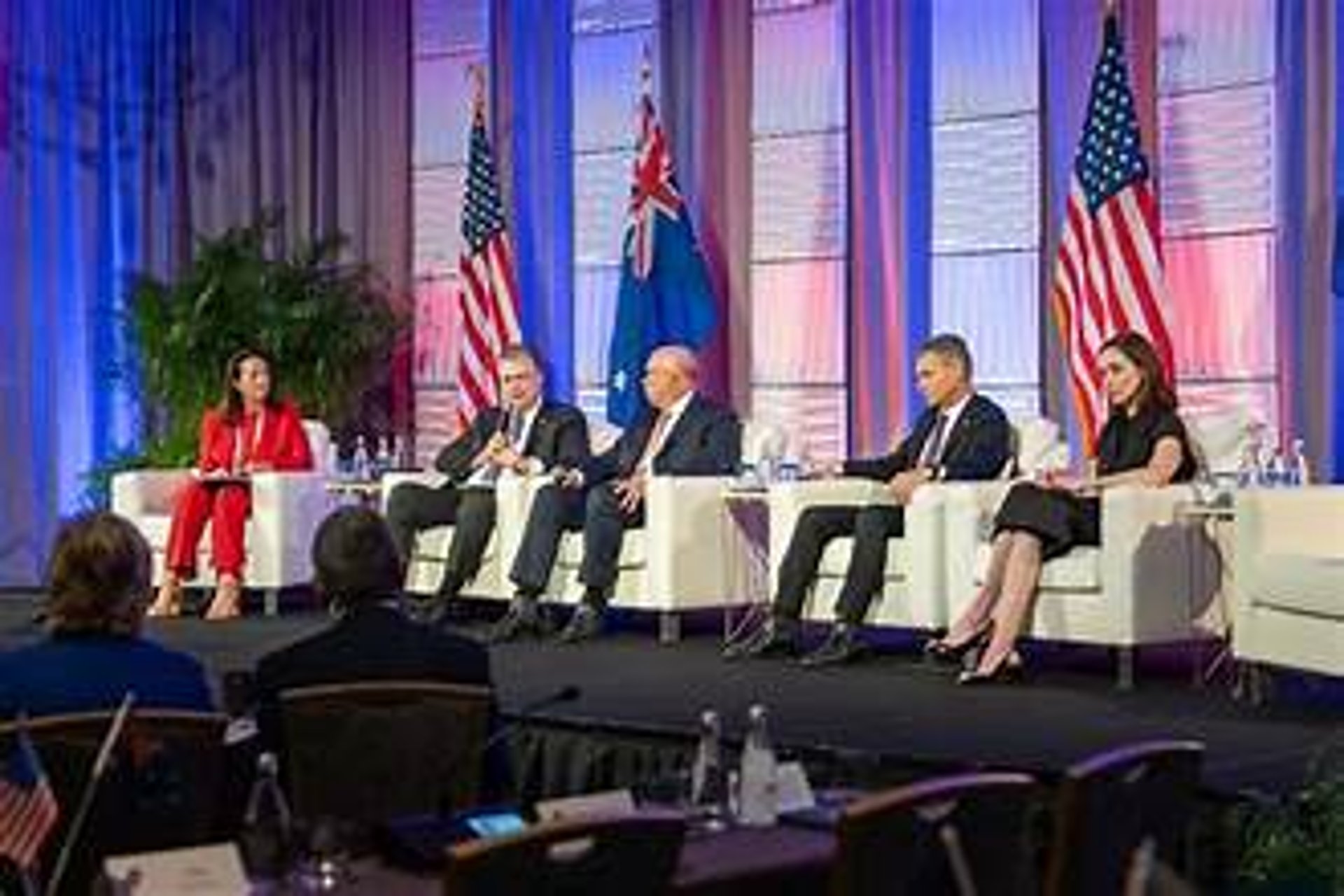 gray computer monitor