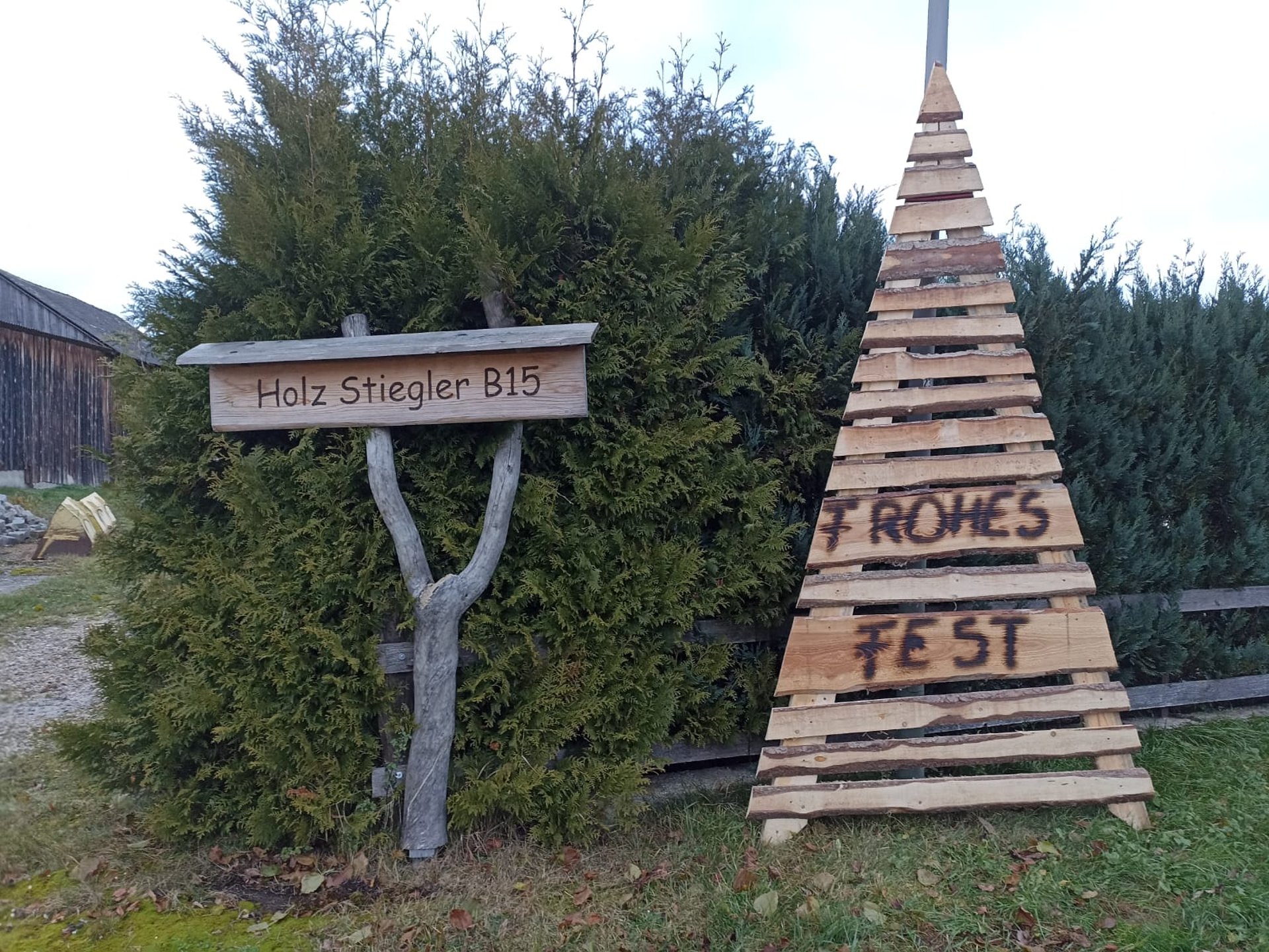 gray computer monitor