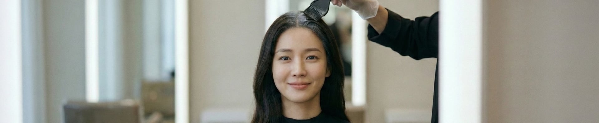 salão de beleza aplicando tinta no cabelo para cobrir fios brancos grisalhos