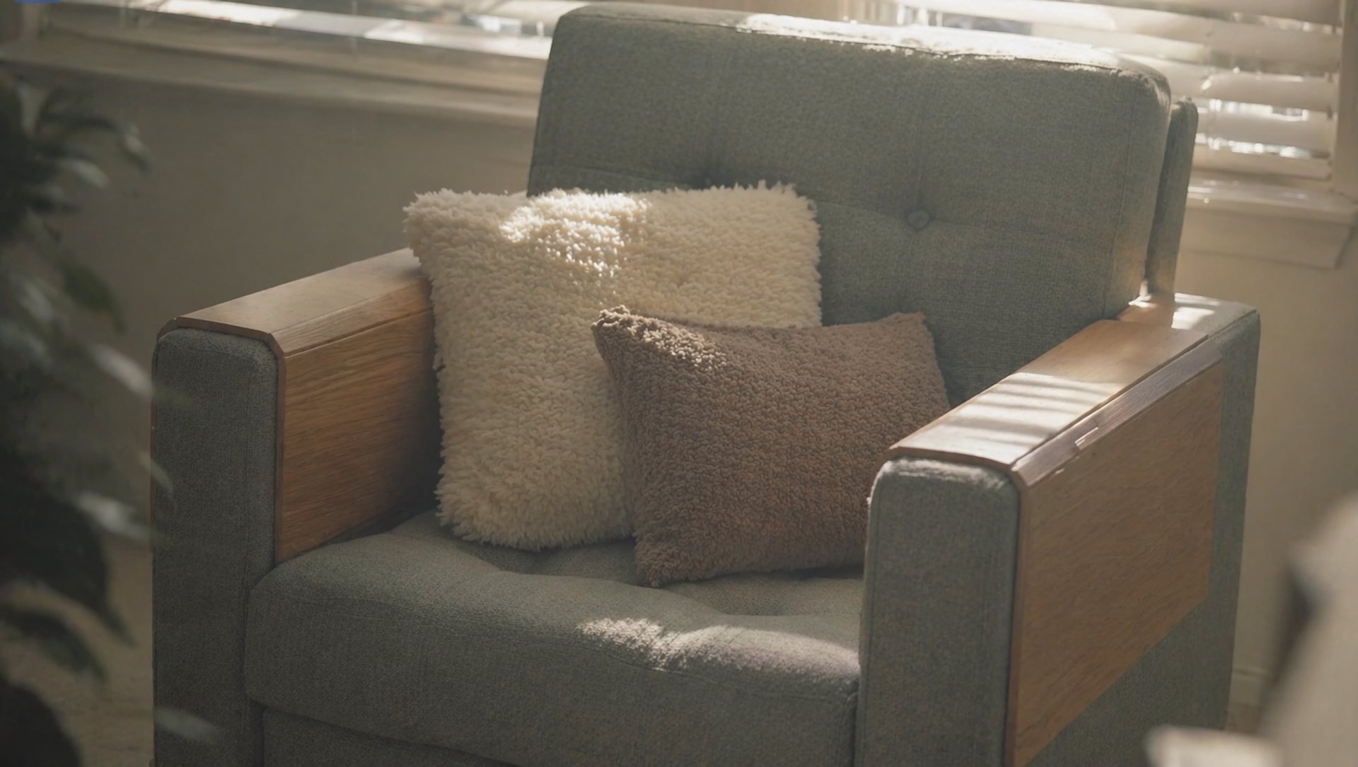 gray computer monitor