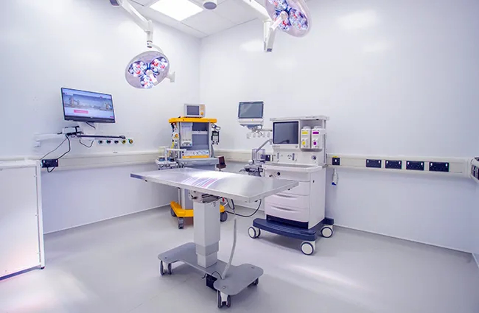 gray computer monitor