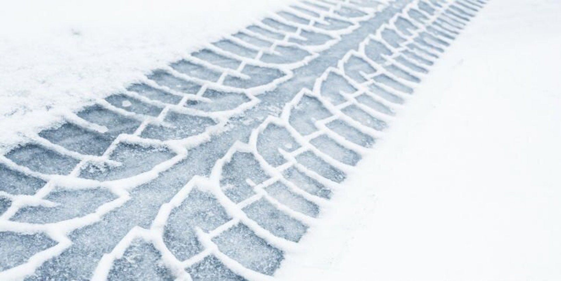 marca de camion en la nieve