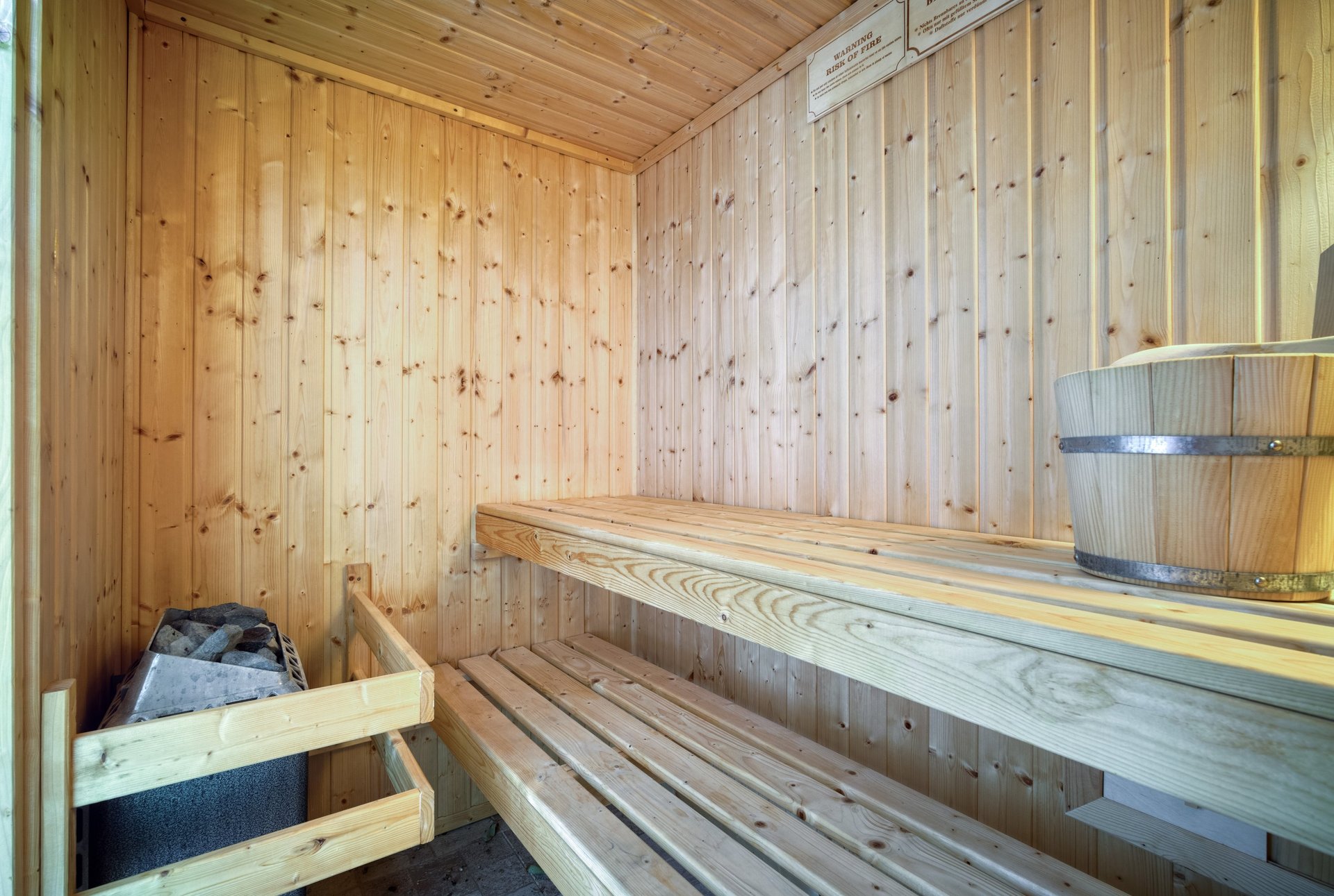 gray computer monitor