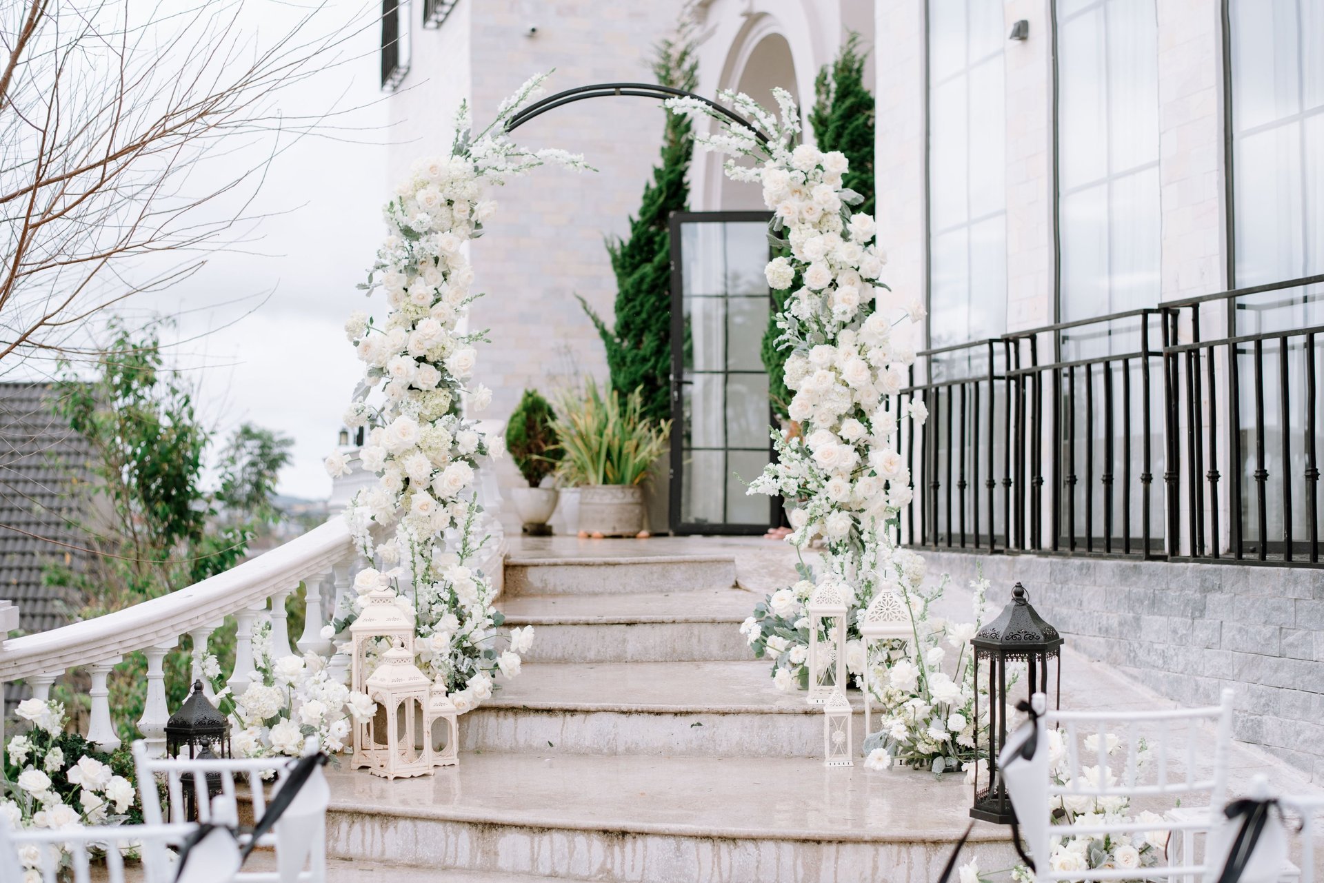 an abstract photo of a curved building with a blue sky in the background
