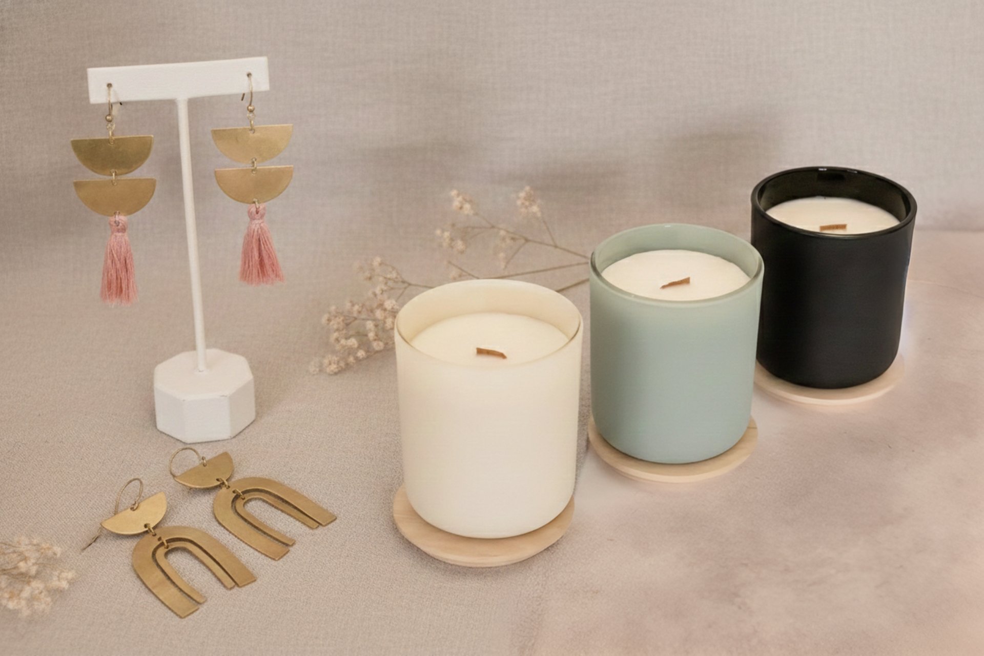 Velas de cera de soya en contenedores de ceramica hechas en mexico, aretes de figuras geometricas y flores decorativas