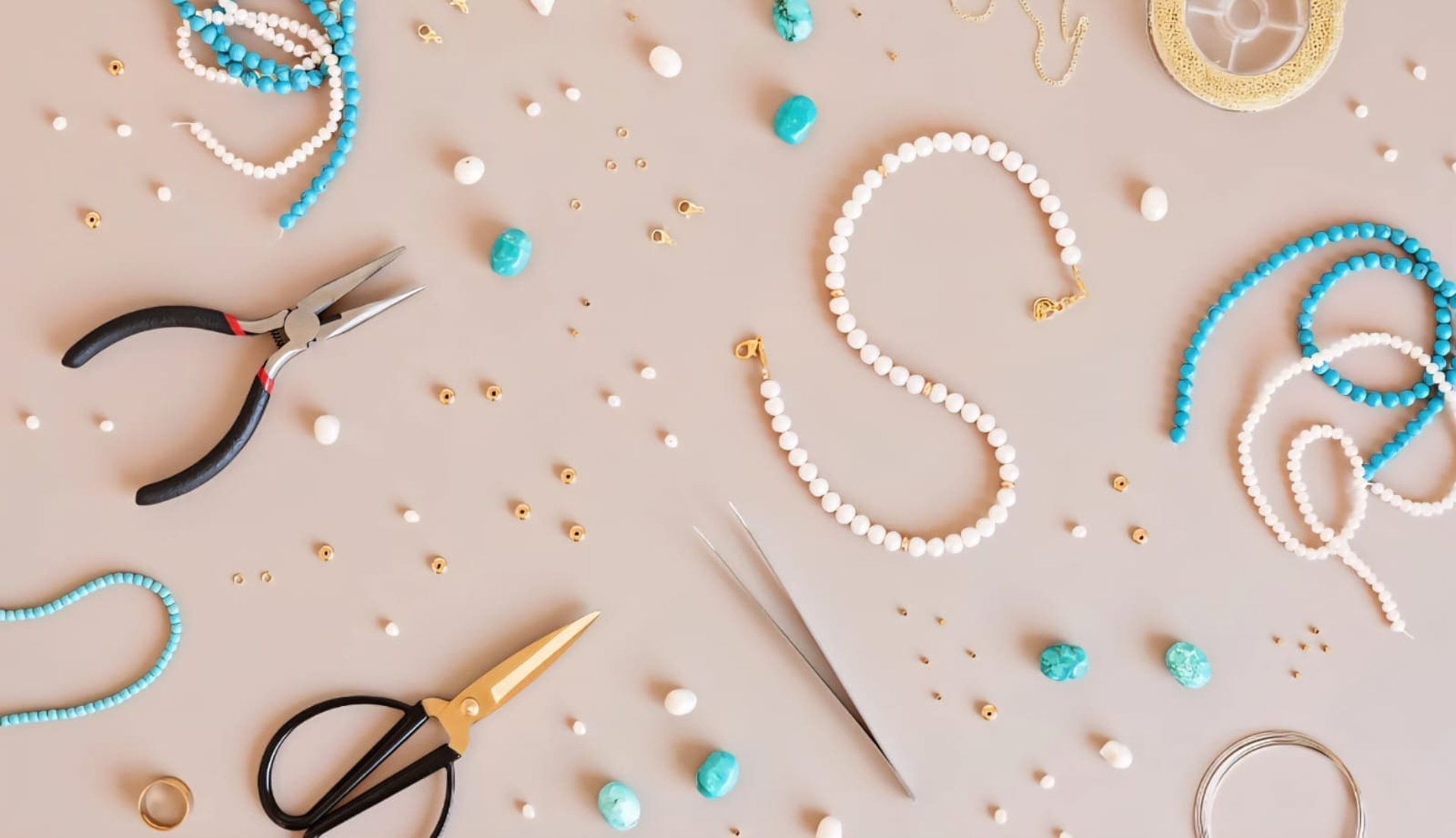 materiales de joyeria en una mesa, junto con herramientas y pequeñas piezas para joyeria artesanal en méxico