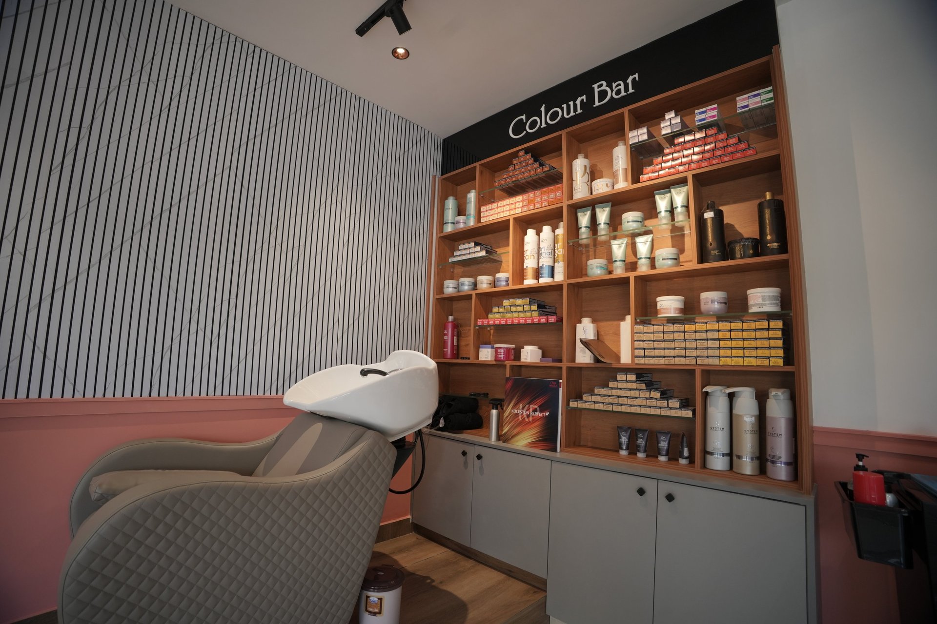 gray computer monitor