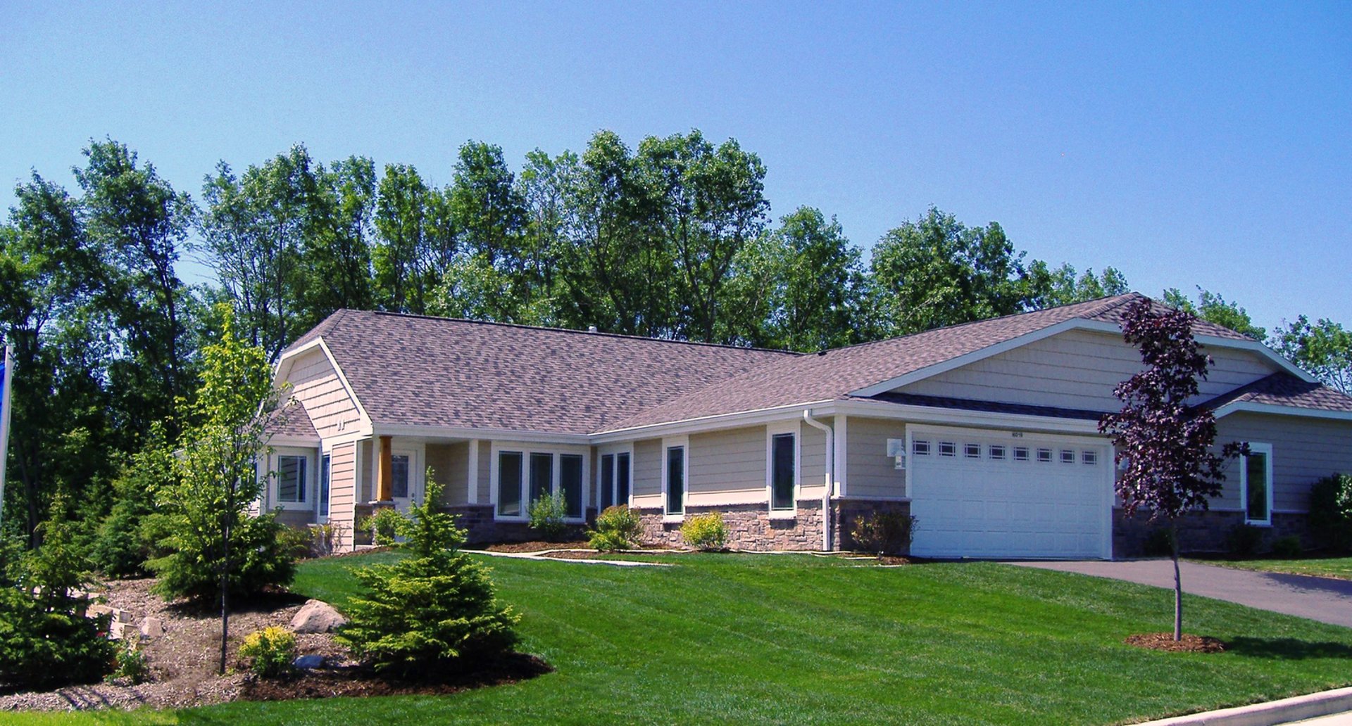 black and white bed linen