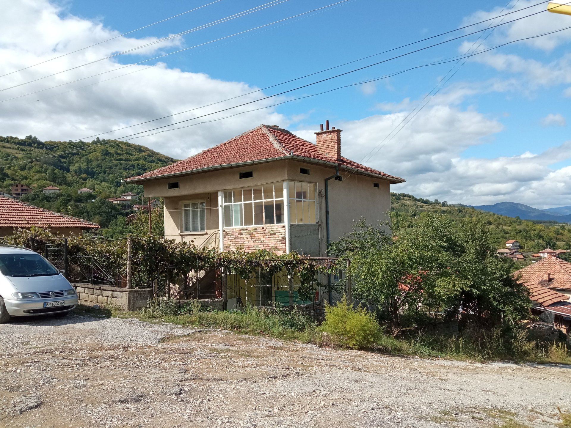 gray computer monitor