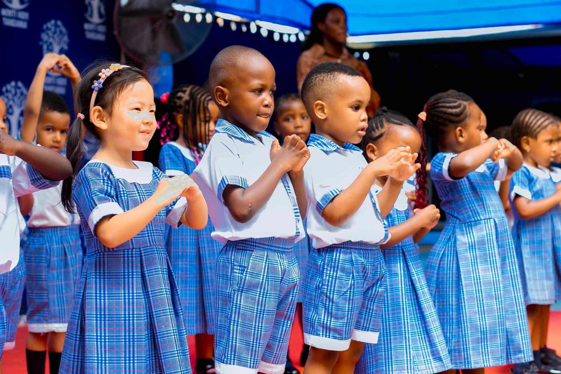 gray computer monitor