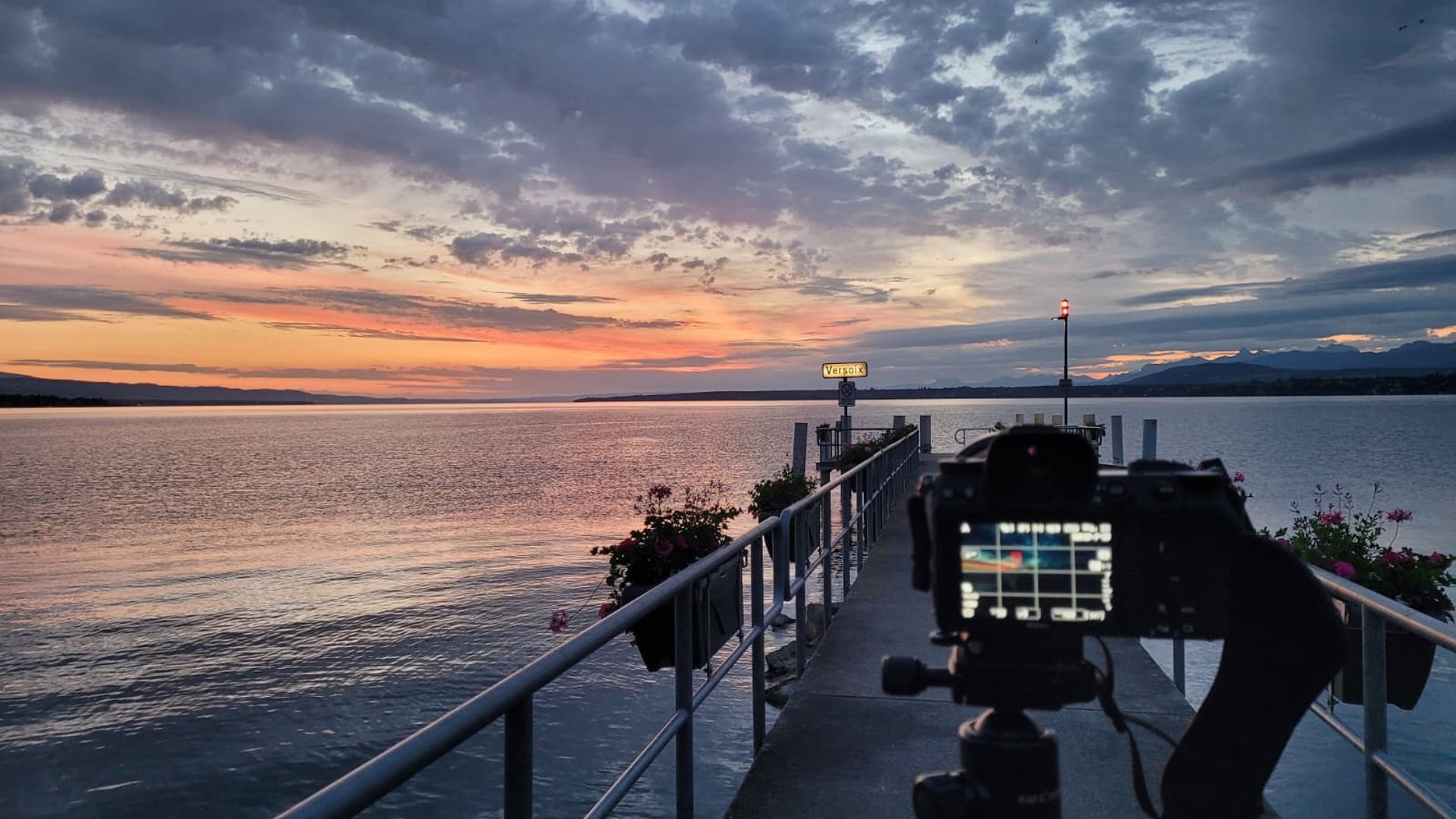 gray computer monitor