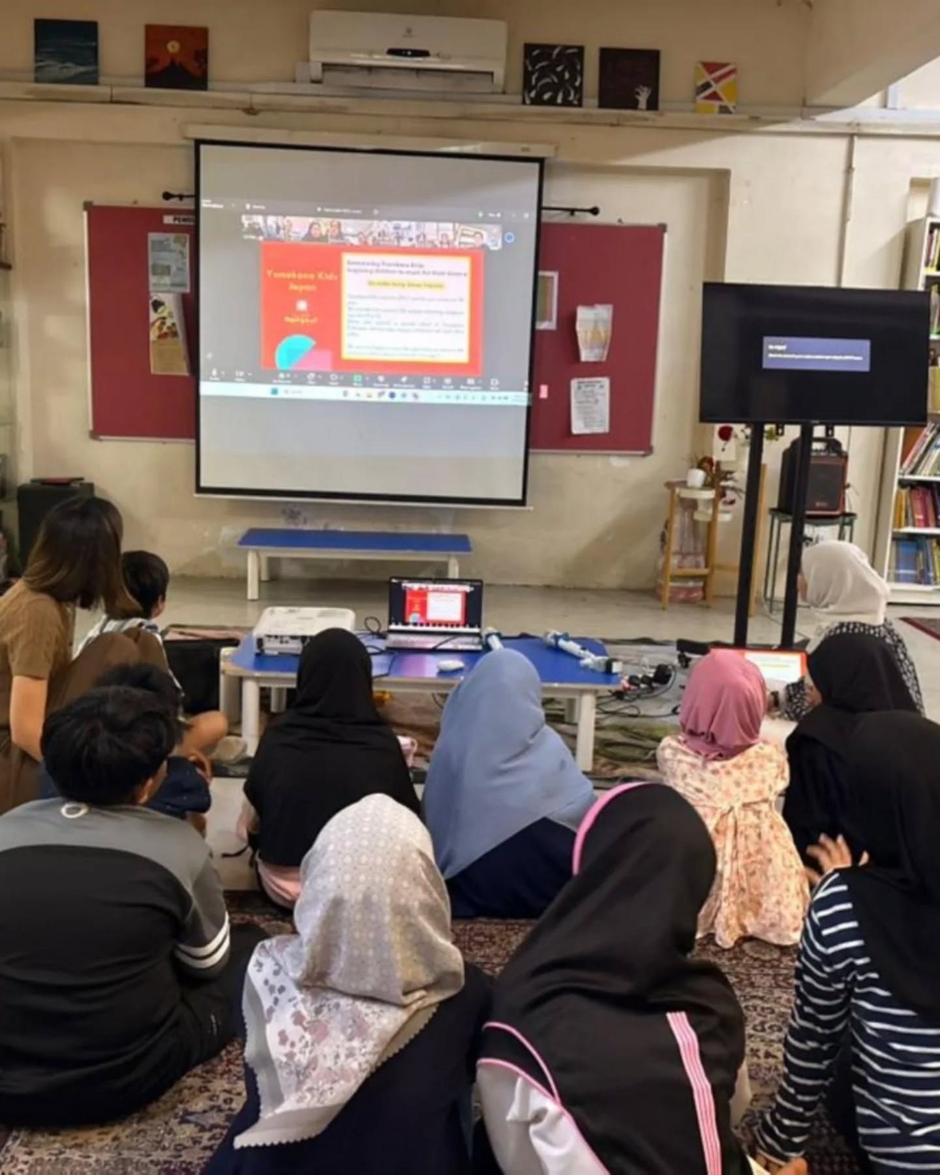 gray computer monitor