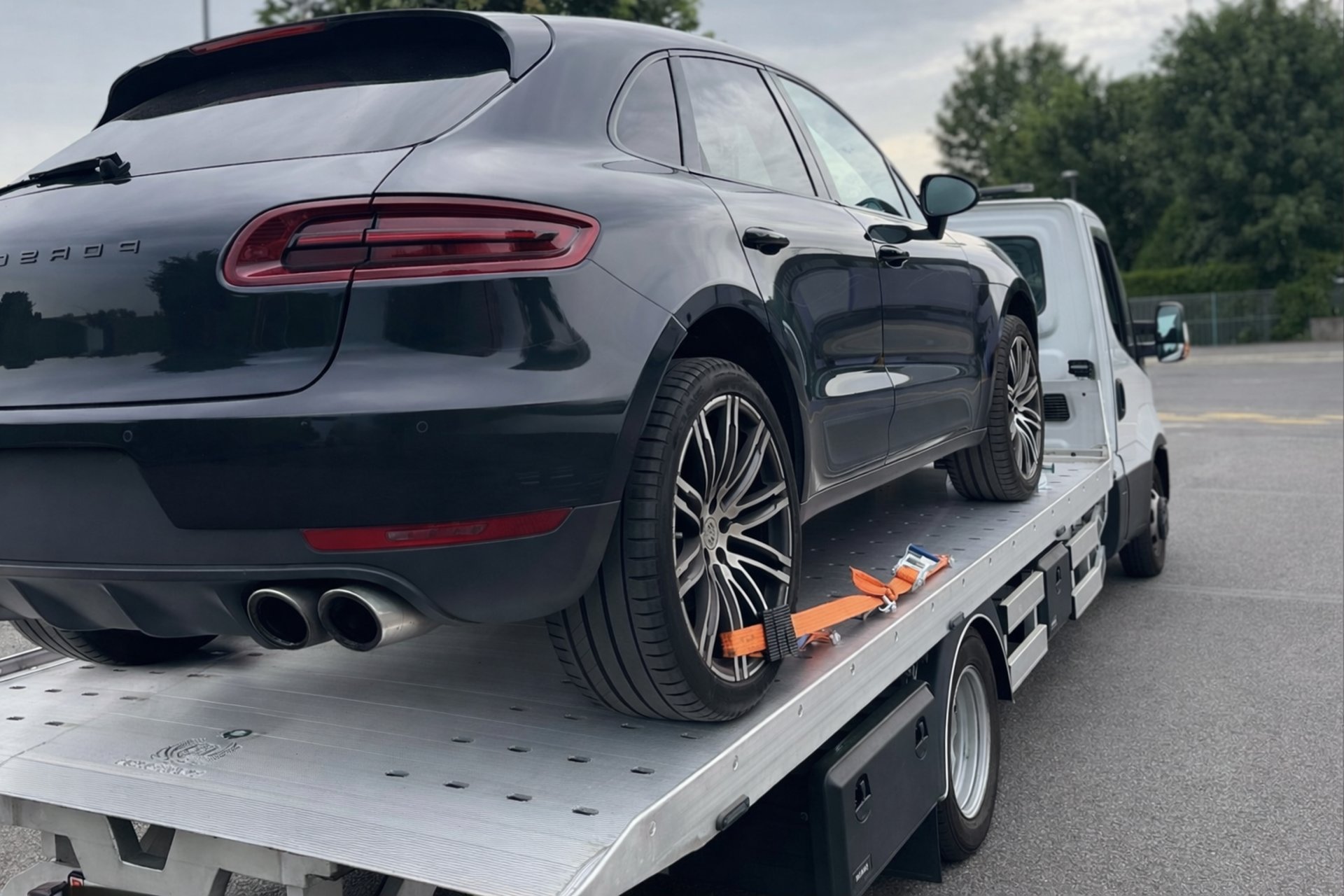 black and white bed linen