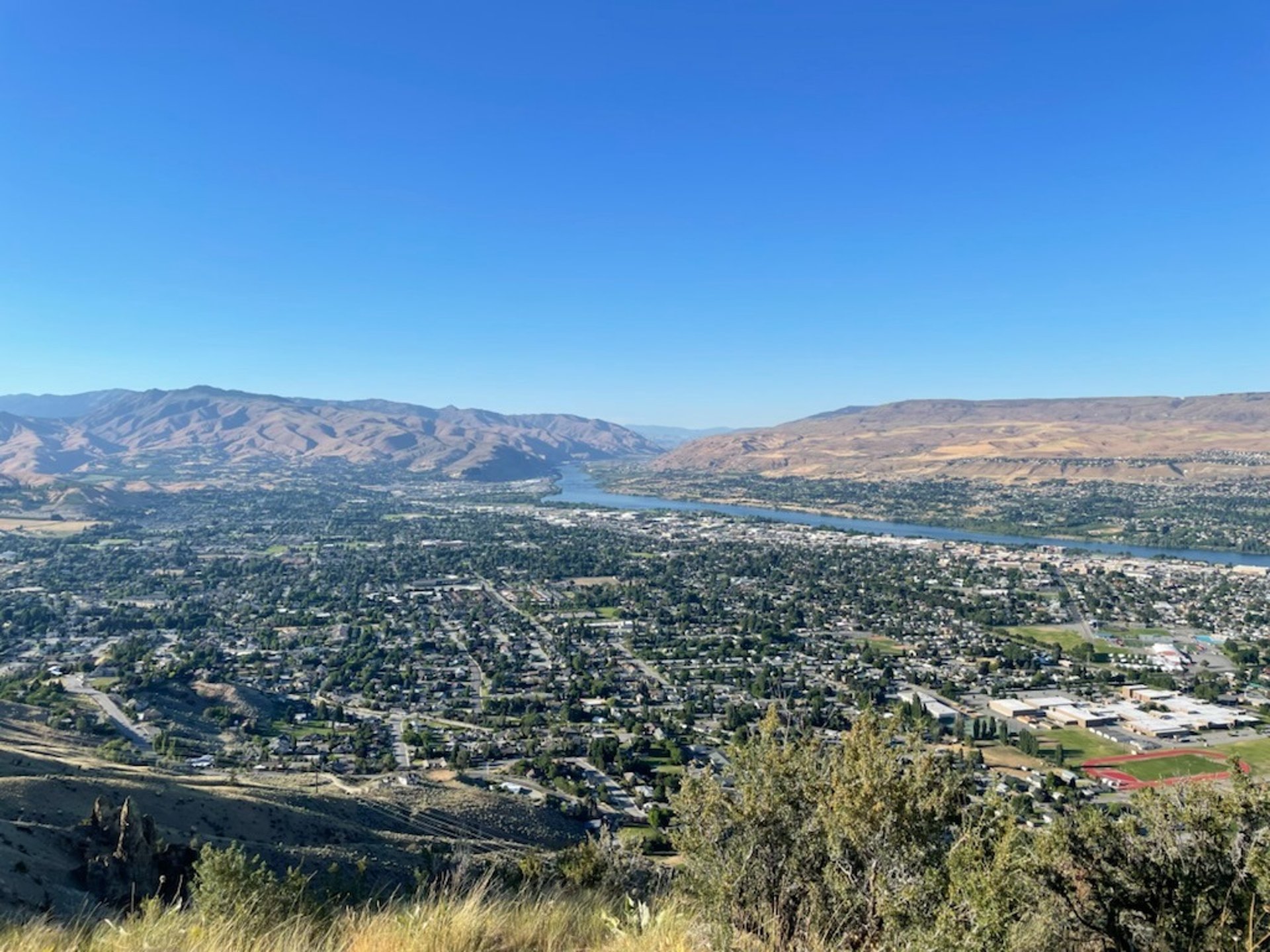 gray computer monitor