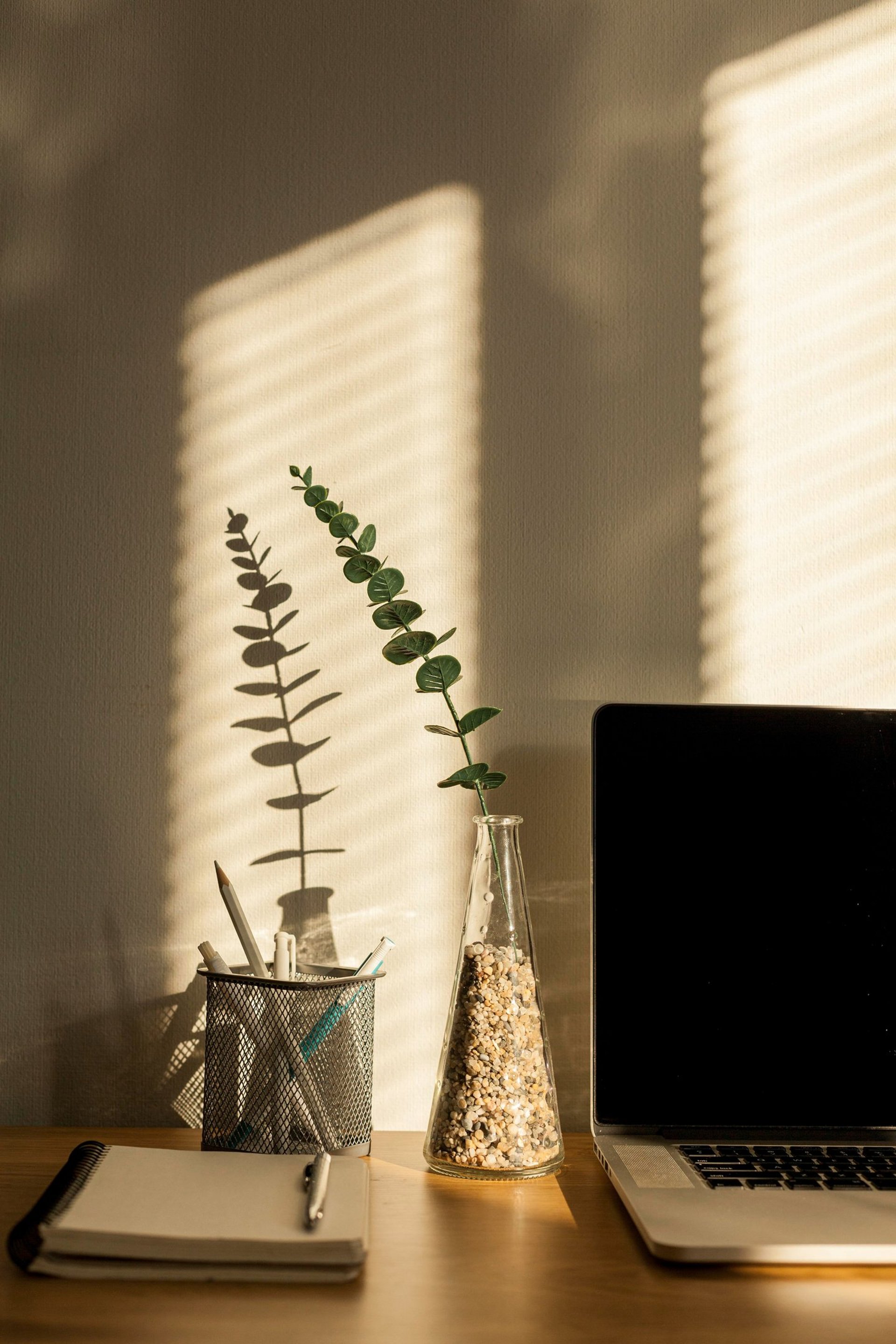 gray computer monitor