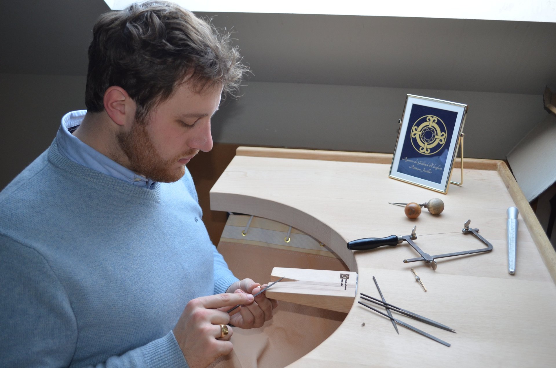 gray computer monitor