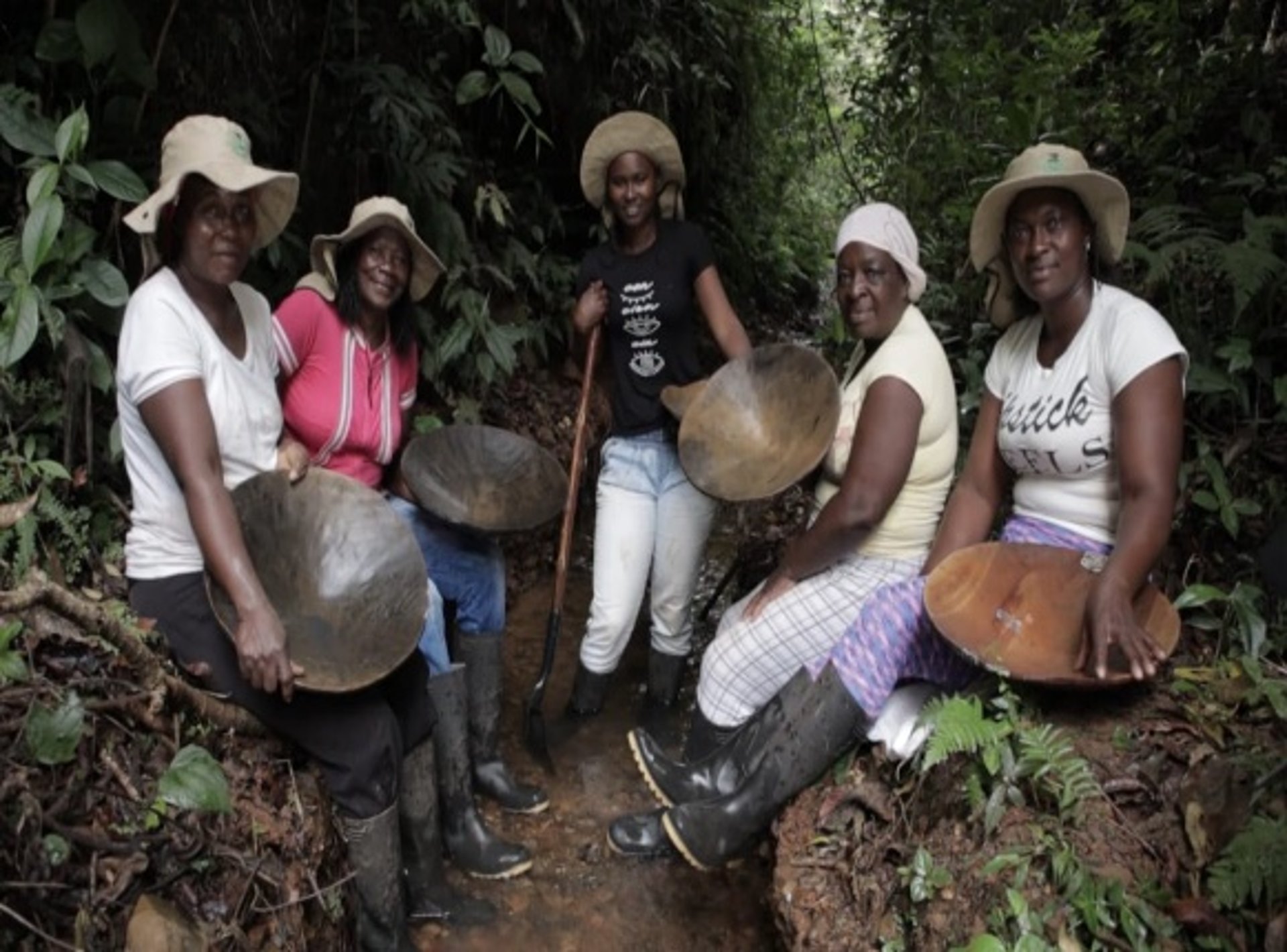 gray computer monitor
