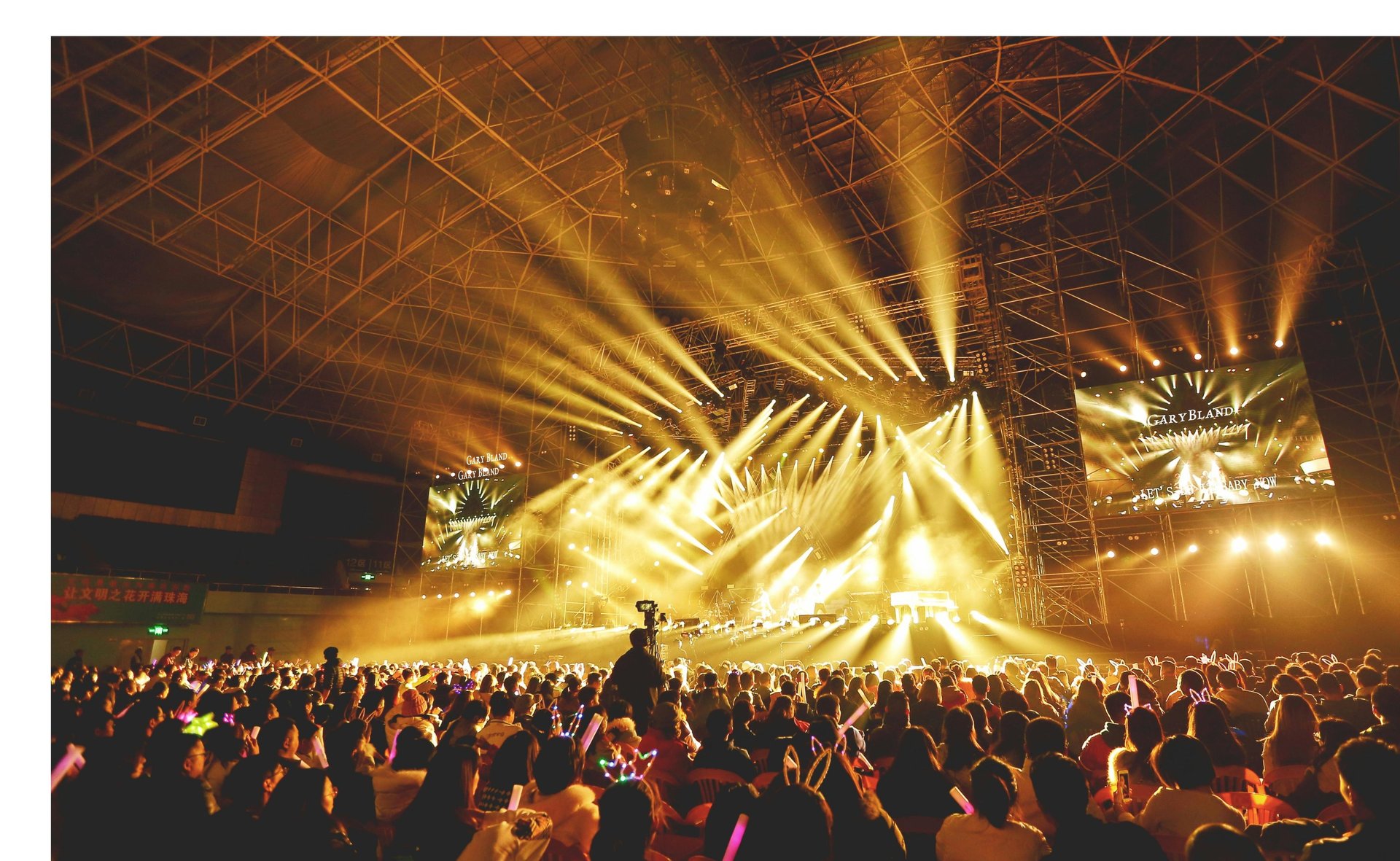 gray computer monitor